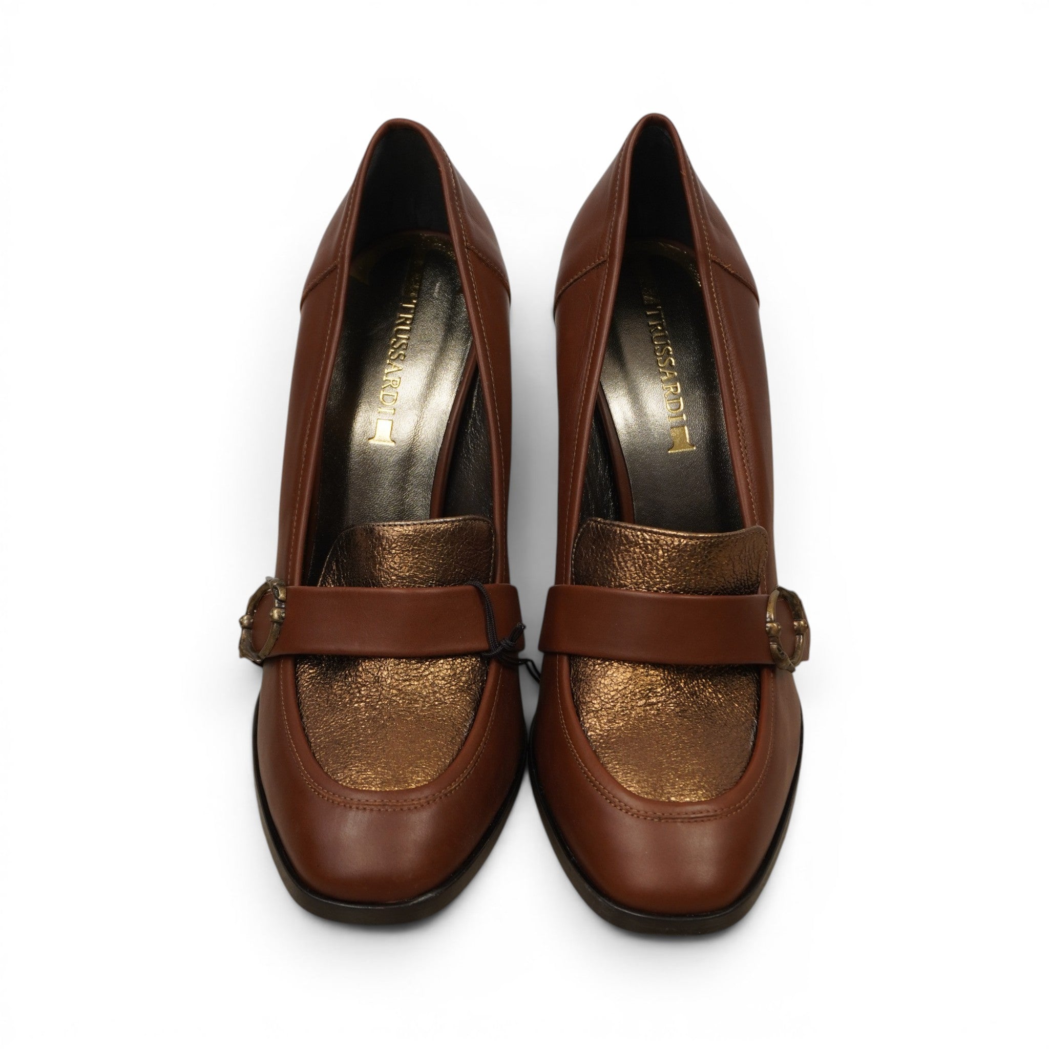 Vista frontale della coppia di scarpe Trussardi, dettaglio dell'inserto in pelle metallizzata e della punta squadrata.