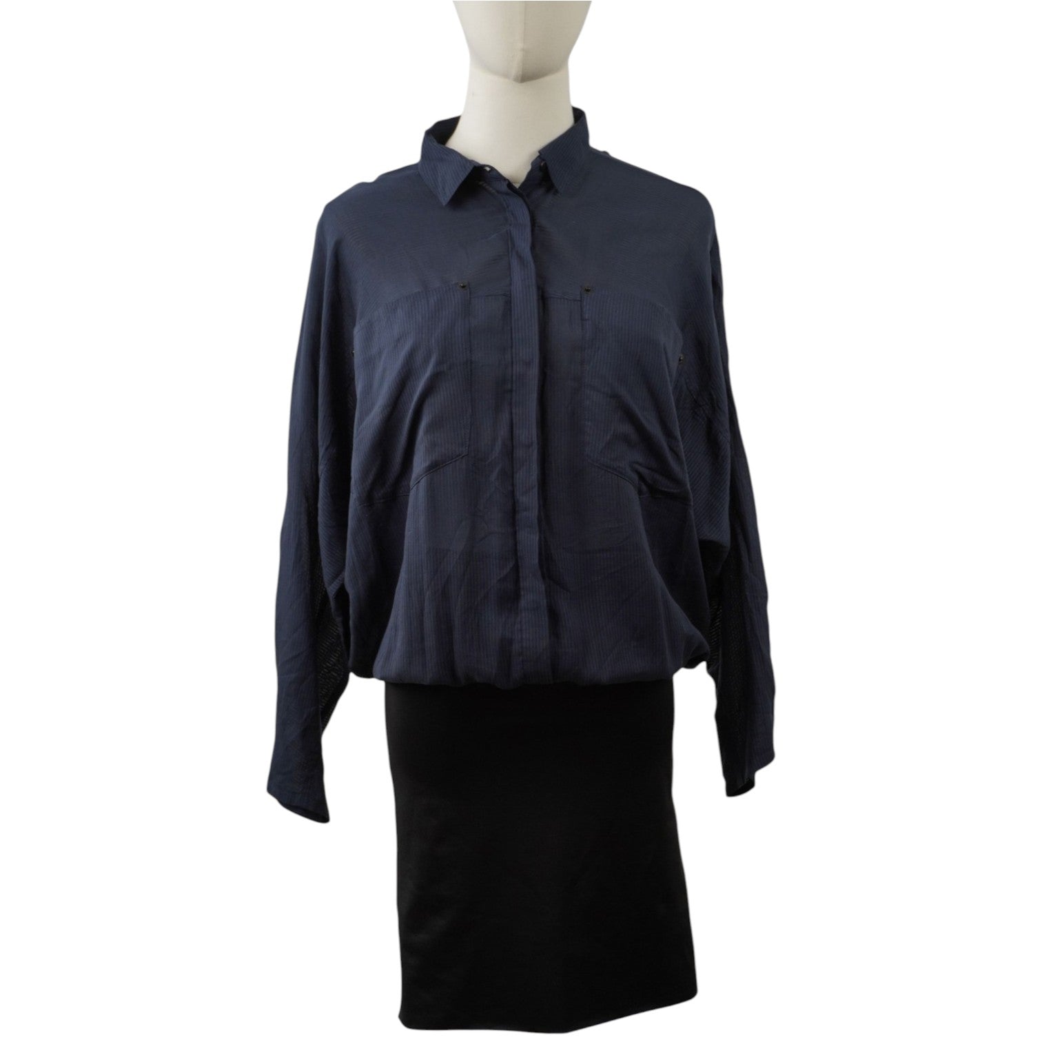 Vista frontale su manichino di un abito Diesel bicolore con camicia oversize blu notte e minigonna a tubino nera aderente.
