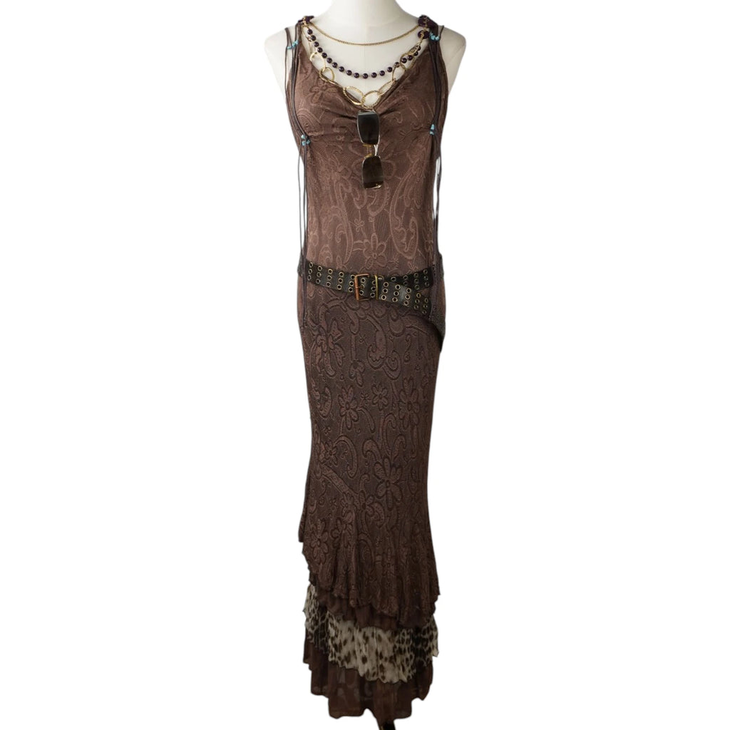 Outfit in stile festival con abito lungo Class Roberto Cavalli marrone, cintura vintage con borchie e collane.