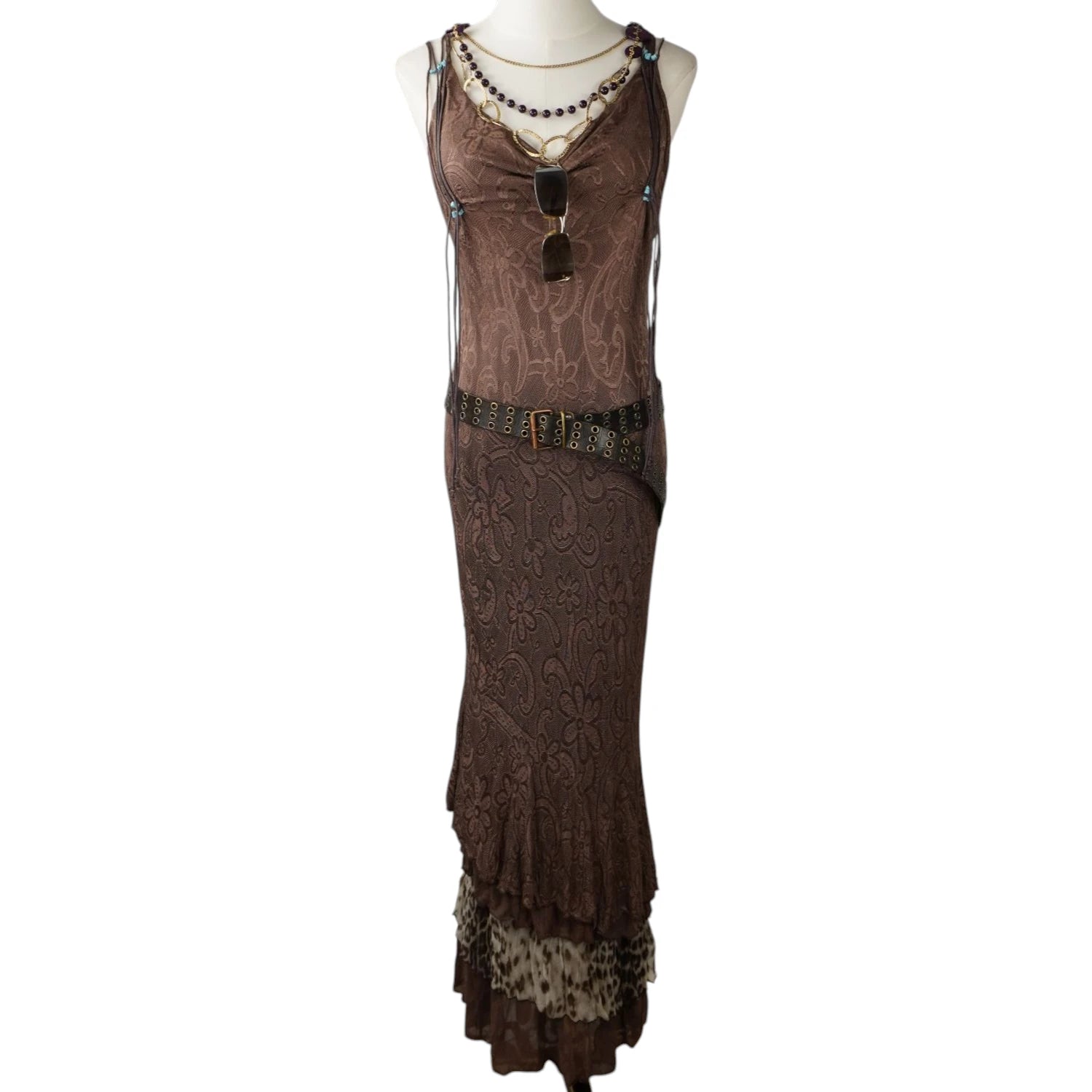 Outfit in stile festival con abito lungo Class Roberto Cavalli marrone, cintura vintage con borchie e collane.