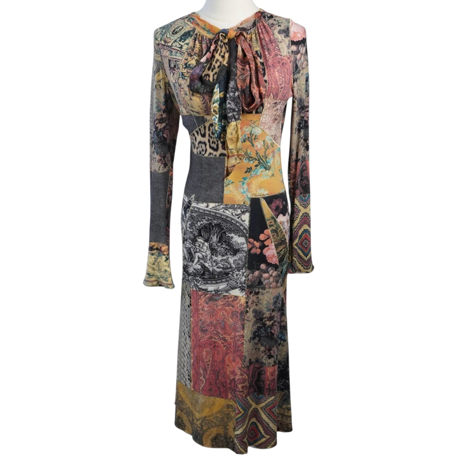 Abito lungo vintage Roberto Cavalli da donna con stampa patchwork multicolor e colletto a fiocco, vista frontale.