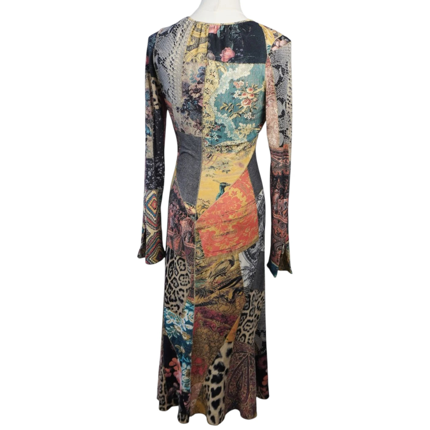 Vista posteriore dell'abito lungo Roberto Cavalli con linea sagomata, scollo posteriore arricciato e stampa patchwork.