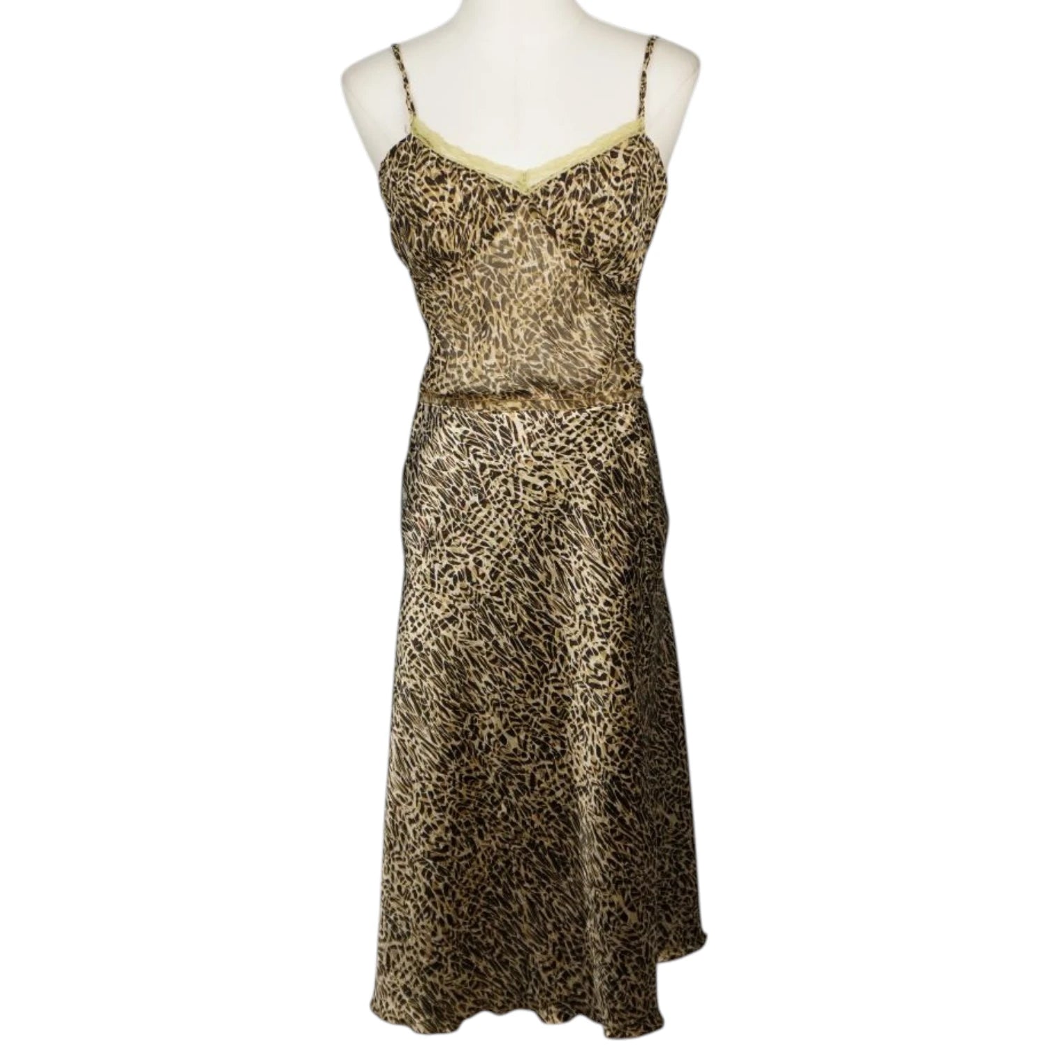 Abito midi combinato stampa animalier brand Extyn con top in chiffon e gonna in raso lucido, vista frontale su manichino.