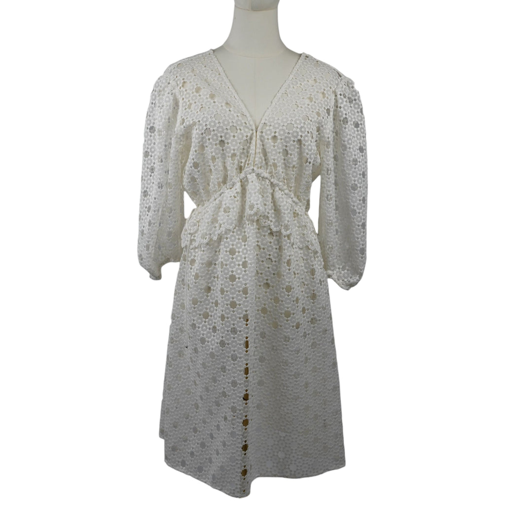 Abito midi HUGO Boss Kalaia-2 in pizzo sangallo bianco, vista frontale intera su manichino con scollo a V e maniche a sbuffo.