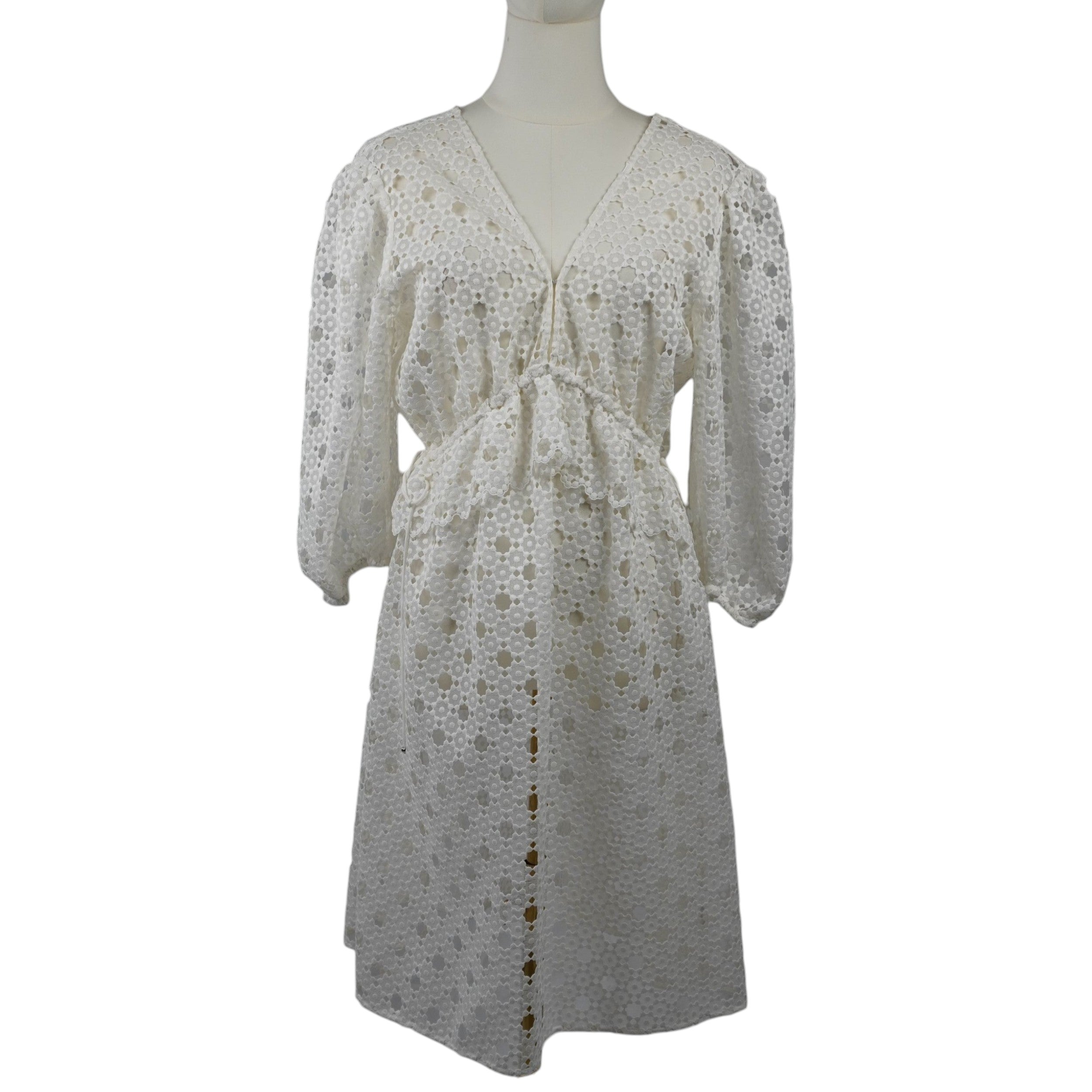 Abito midi HUGO Boss Kalaia-2 in pizzo sangallo bianco, vista frontale intera su manichino con scollo a V e maniche a sbuffo.