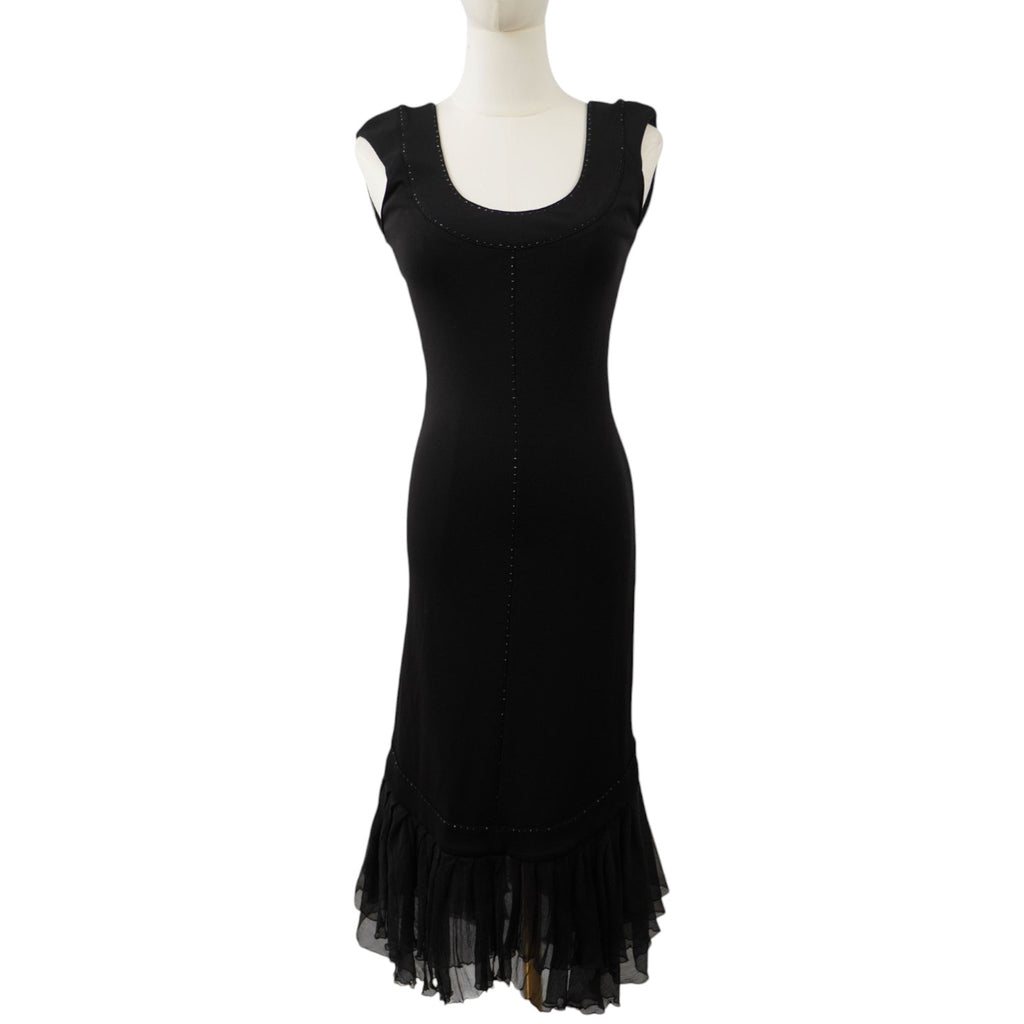 Vista frontale su manichino di un abito midi nero elegante VDP Via delle Perle smanicato, con profondo scollo rotondo e gonna fluida con balza in tulle e seta sull'orlo.