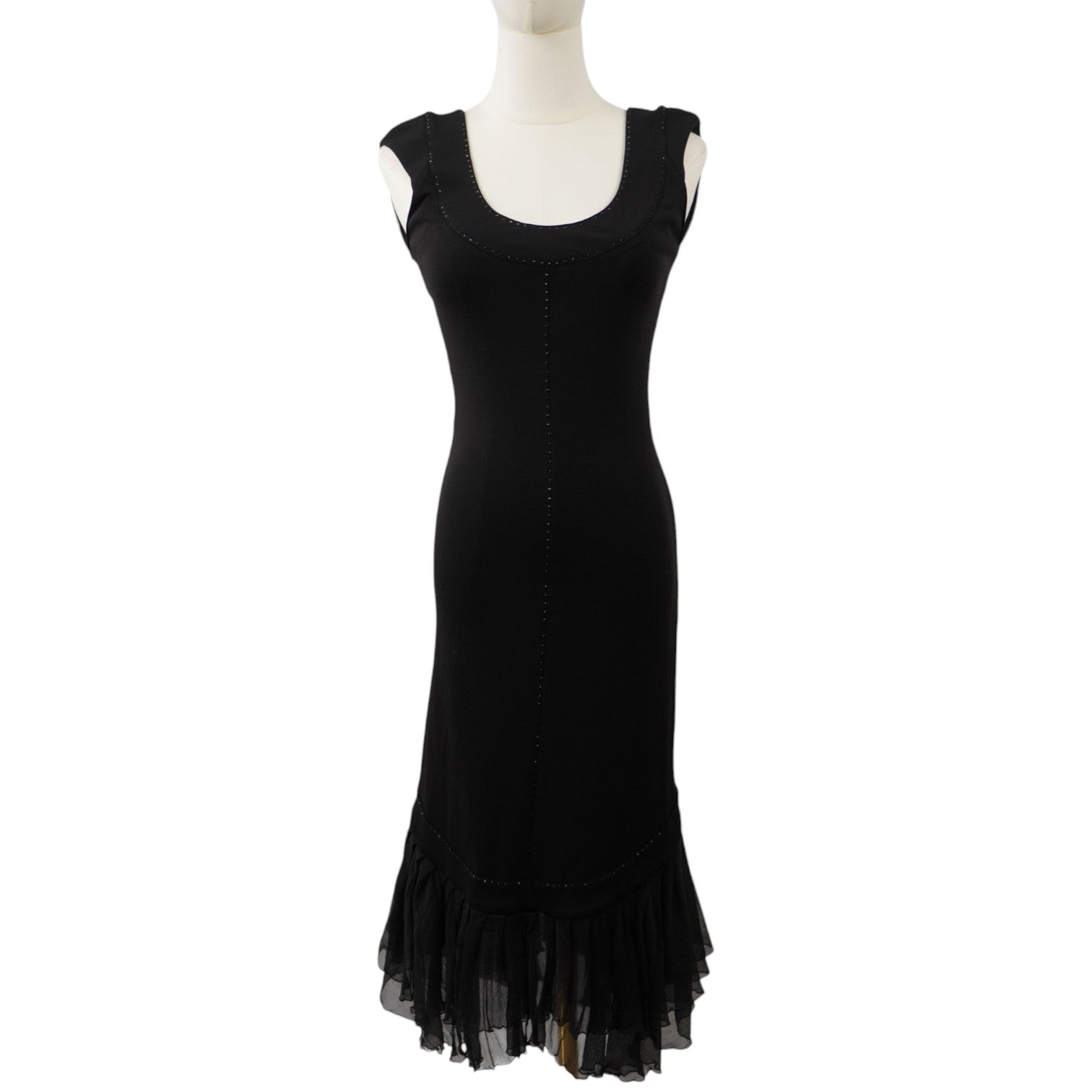 Vista frontale su manichino di un abito midi nero elegante VDP Via delle Perle smanicato, con profondo scollo rotondo e gonna fluida con balza in tulle e seta sull'orlo.
