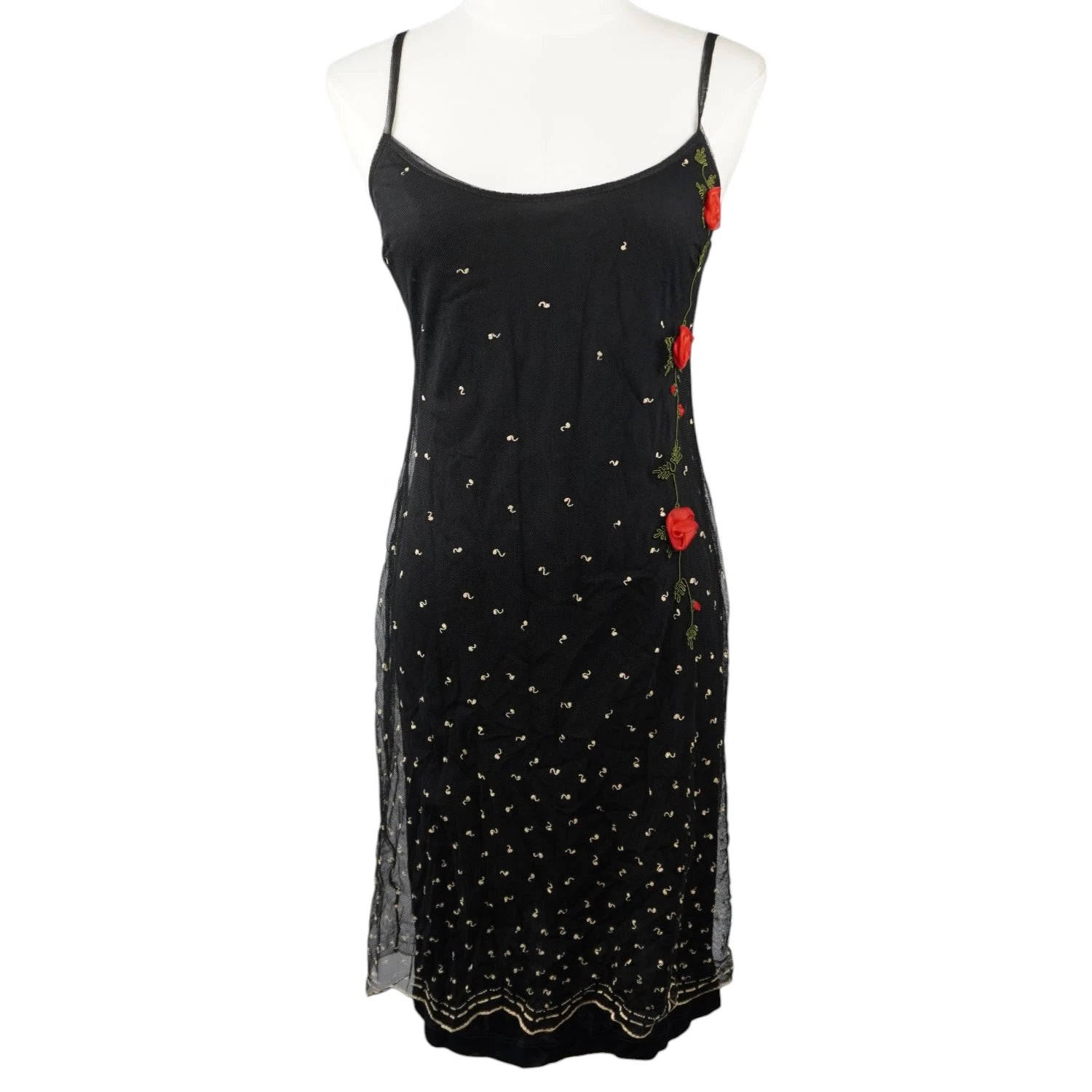 Abito midi vintage nero Roccobarocco a tubino con spalline sottili, velo in tulle ricamato in lurex oro e rose rosse 3D applicate sul fianco.