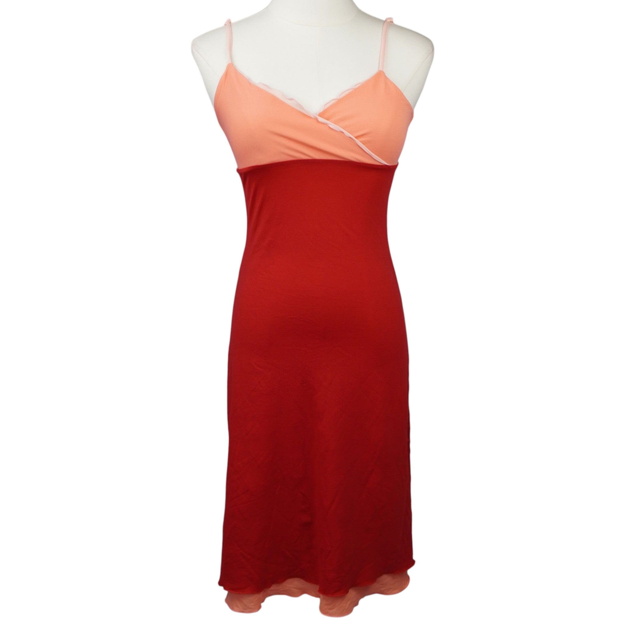 Abito sottoveste vintage Onyx bicolore rosso e rosa pesca su manichino, stile impero e taglio Y2K.