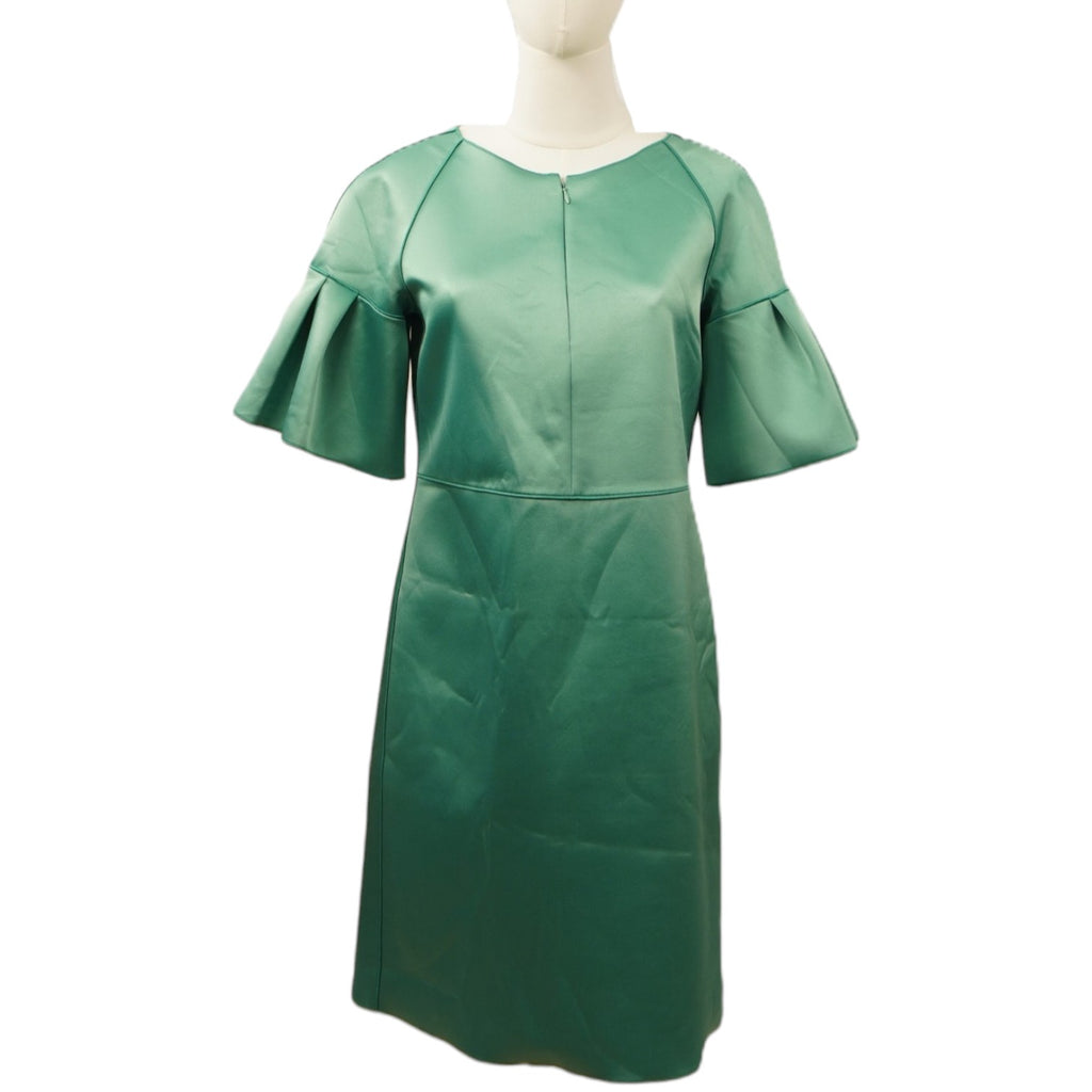 Vista frontale di un abito a trapezio verde smeraldo satinato firmato Emporio Armani su un manichino, con maniche a campana plissettate.