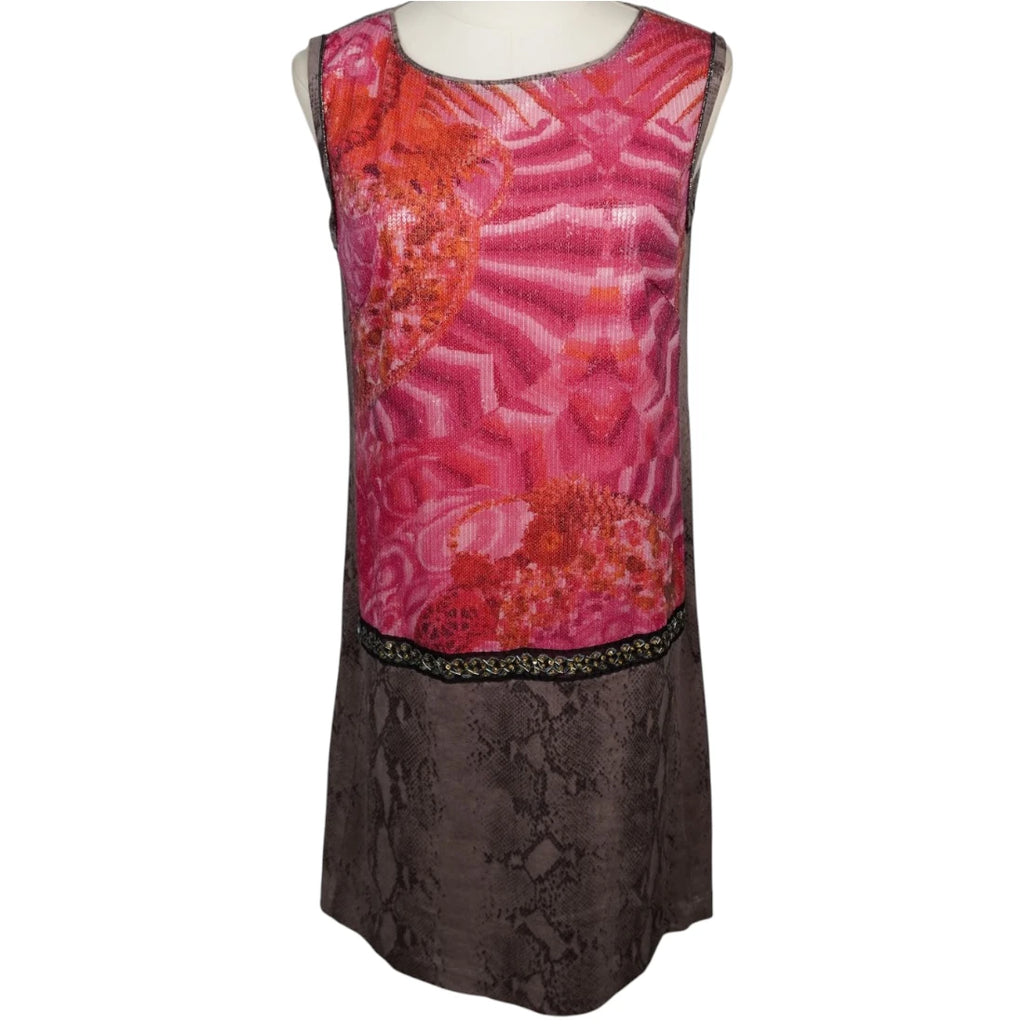Vestito corto smanicato a tunica firmato Custo Barcelona con pannello frontale fucsia ricamato in micro-paillettes e balza inferiore grigia a stampa pitonata.