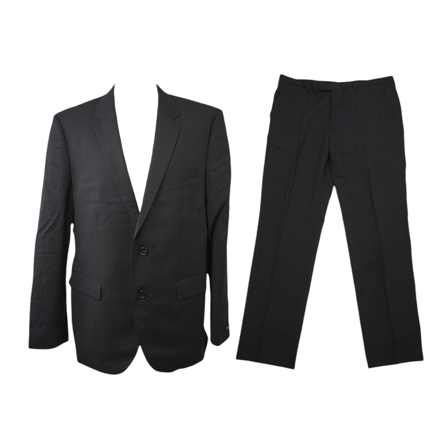 Completo elegante da uomo BOSS composto da giacca monopetto e pantaloni sartoriali neri stesi su sfondo bianco.