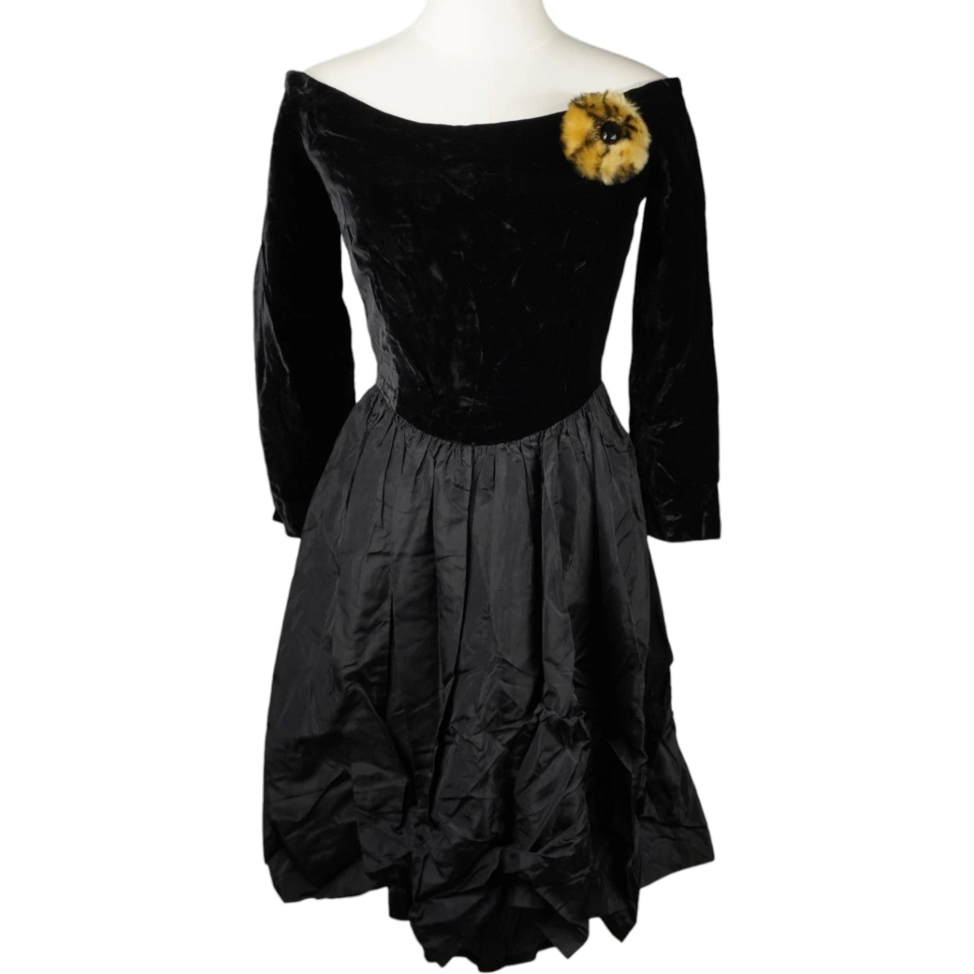 Abito da sera vintage anni 80 Viamaggio di Massimo Rebecchi bicolore nero in velluto e taffetà con spilla floreale leopardata.