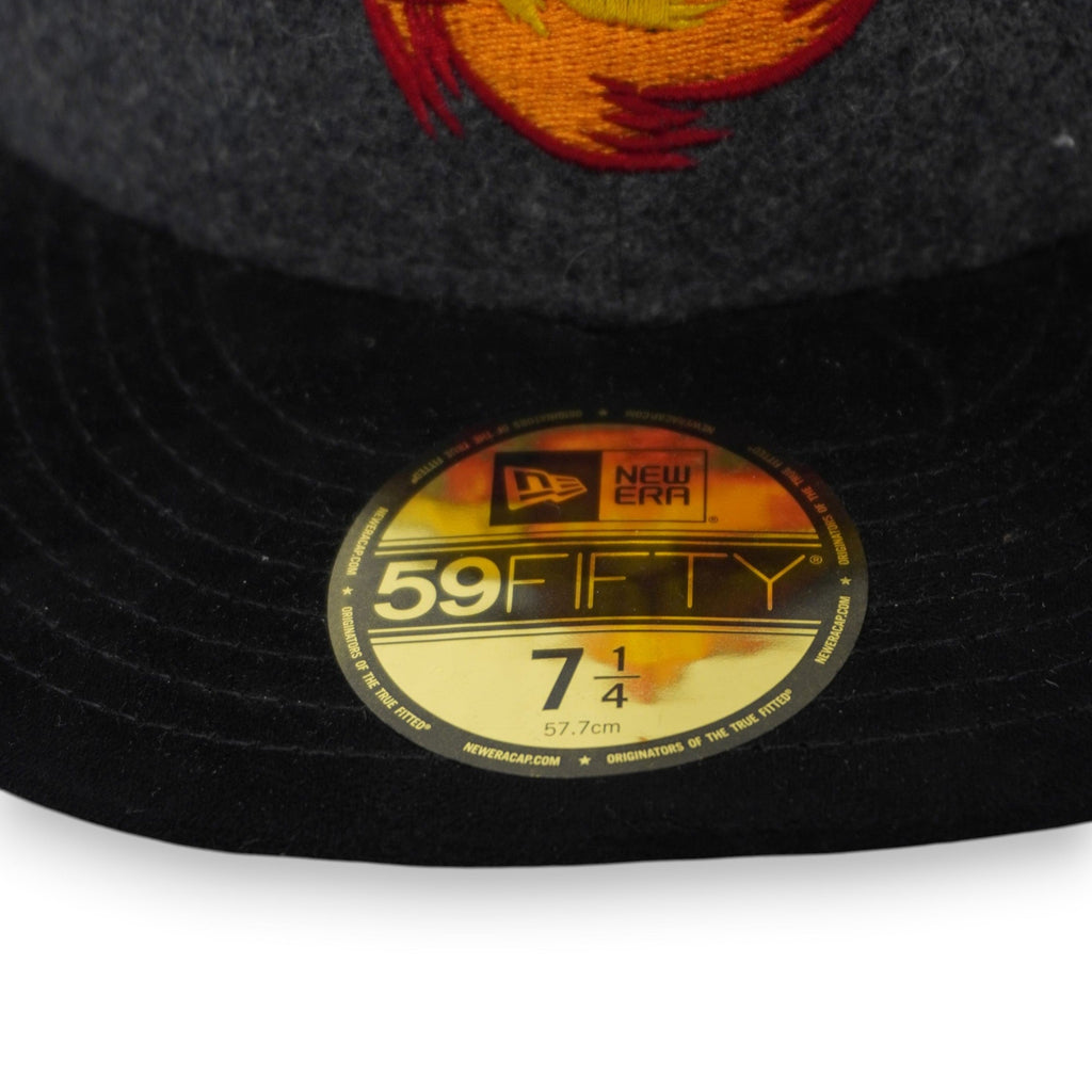  Particolare dell'adesivo olografico New Era 59FIFTY "Originators of the True Fitted" applicato sulla visiera.