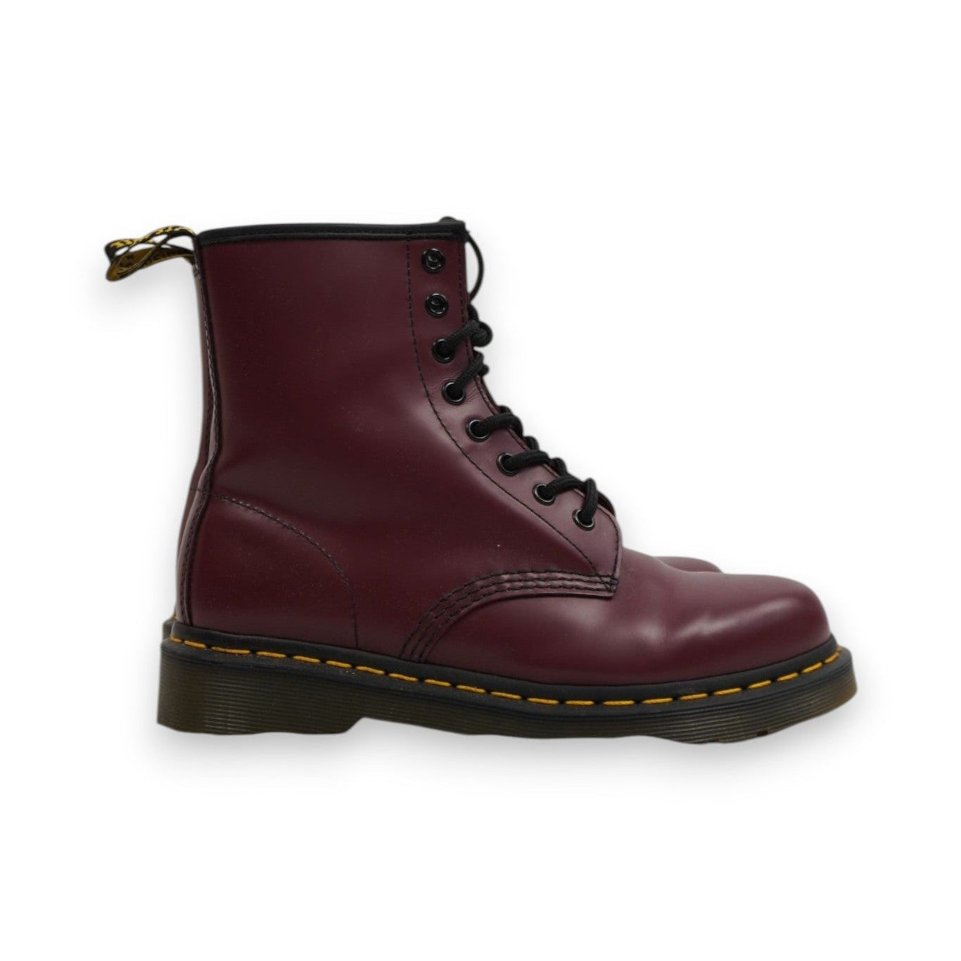 Vista laterale dello stivale Dr. Martens 1460 cherry red che mostra la silhouette a 8 occhielli e la suola in gomma.