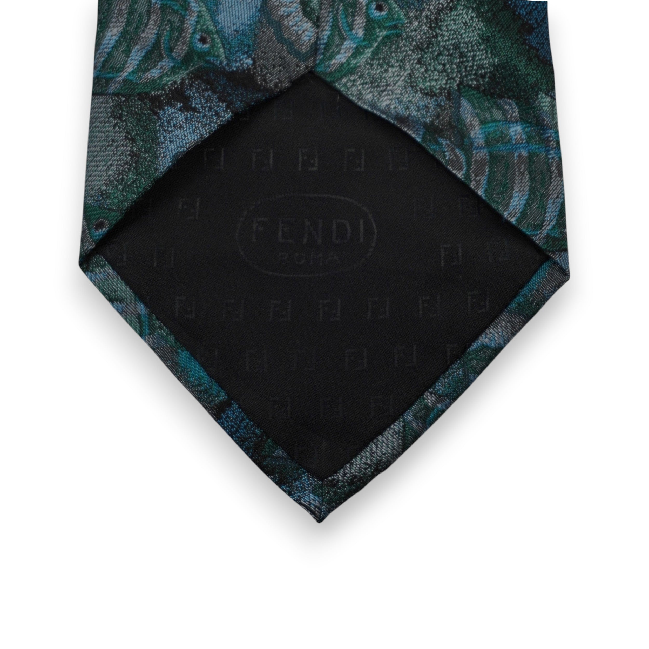 Dettaglio del retro della cravatta Fendi vintage con fodera nera jacquard logata Fendi Roma e monogramma doppia FF.
