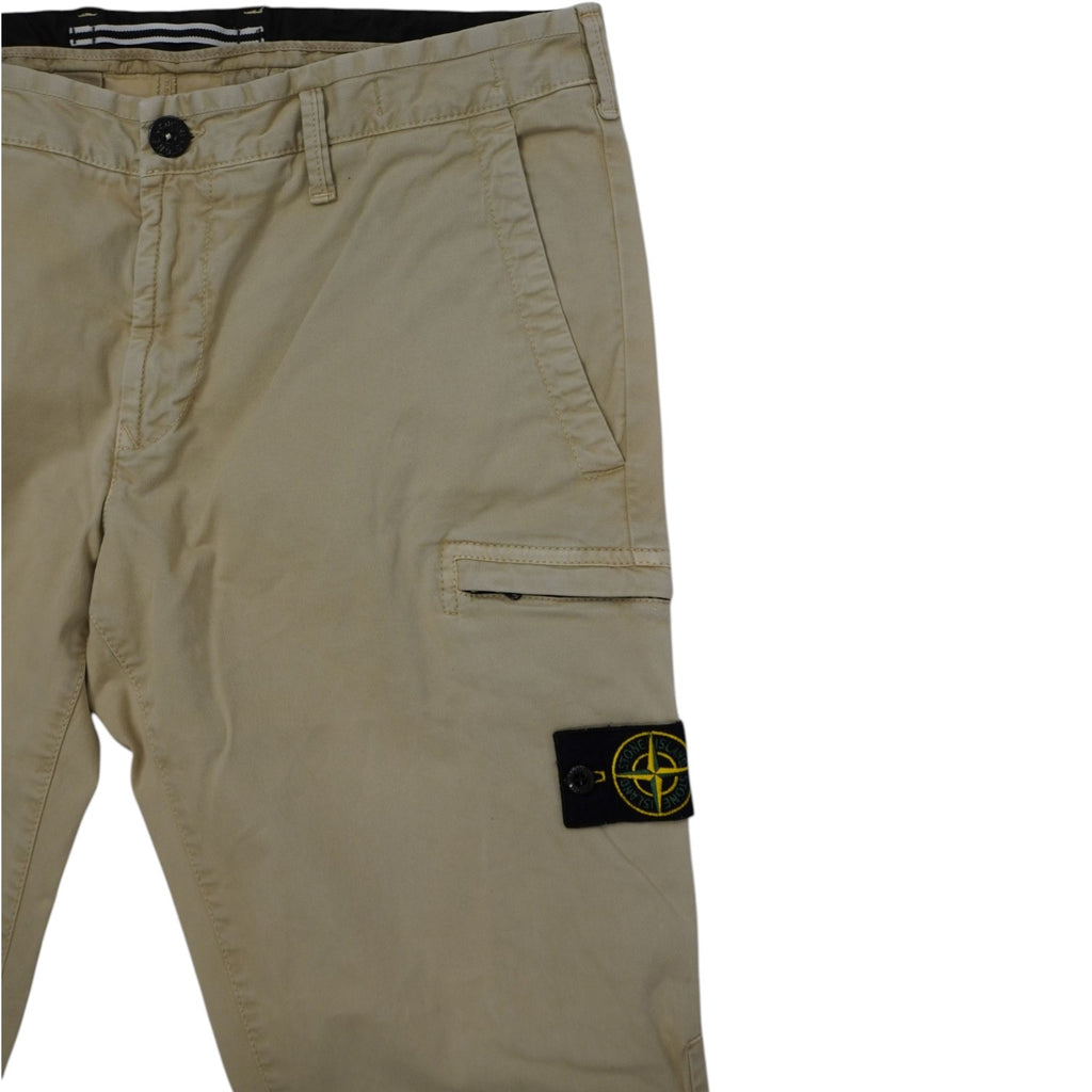 Inquadratura ravvicinata del patch badge originale Stone Island con la Rosa dei Venti applicato sulla tasca cargo laterale sinistra.