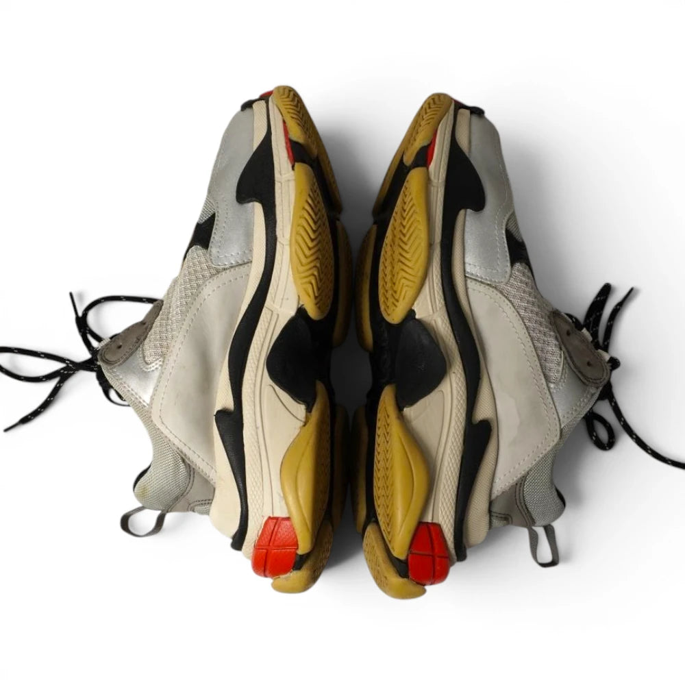 Vista dall'alto delle scarpe Balenciaga Triple S argento e grigie affiancate.