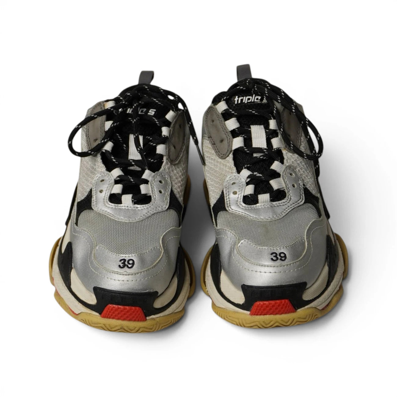  Inquadratura frontale simmetrica delle sneakers Balenciaga Triple S taglia 39.
