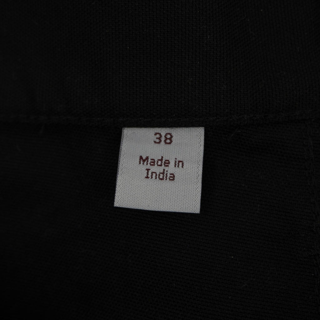 Dettaglio dell'etichetta di lavaggio interna bianca Carhartt WIP con codici della collezione Primavera 2019 e taglia W38