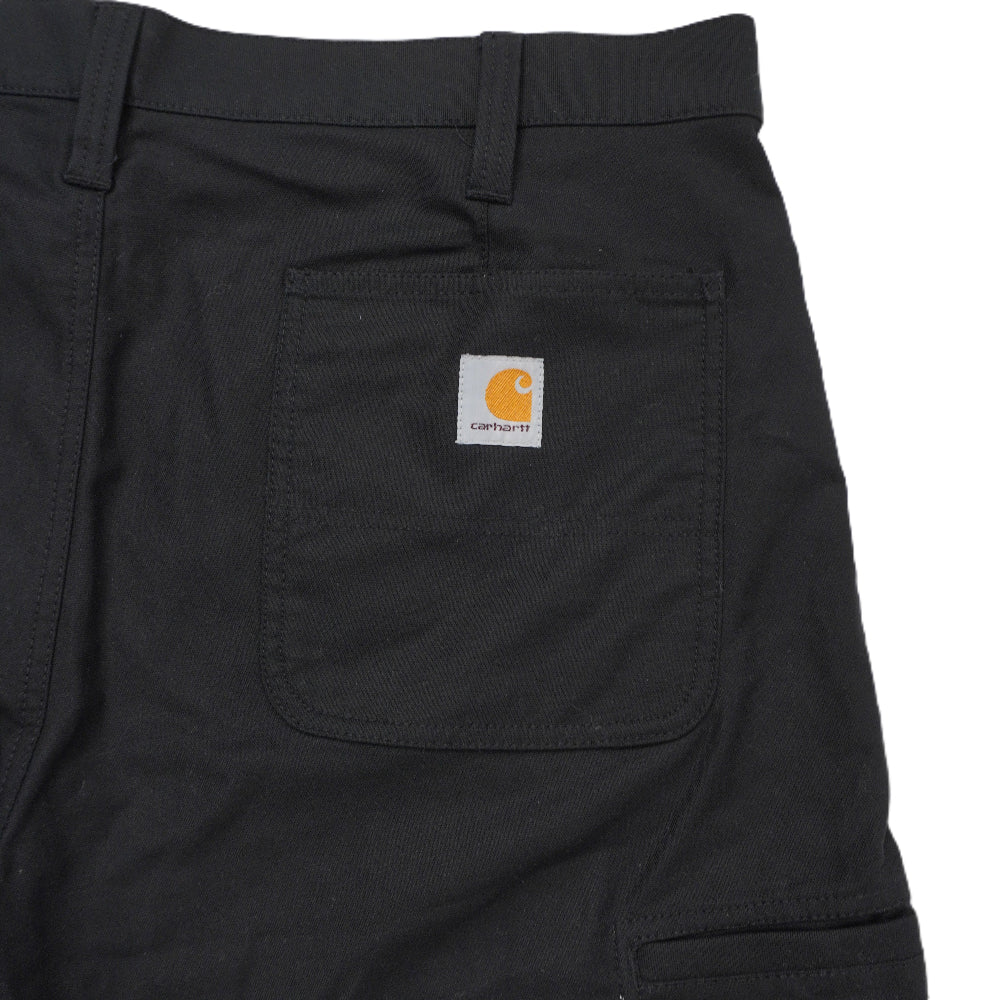 Inquadratura ravvicinata del retro dei pantaloncini Carhartt WIP neri con focus sulla tasca posteriore destra e cuciture di rinforzo