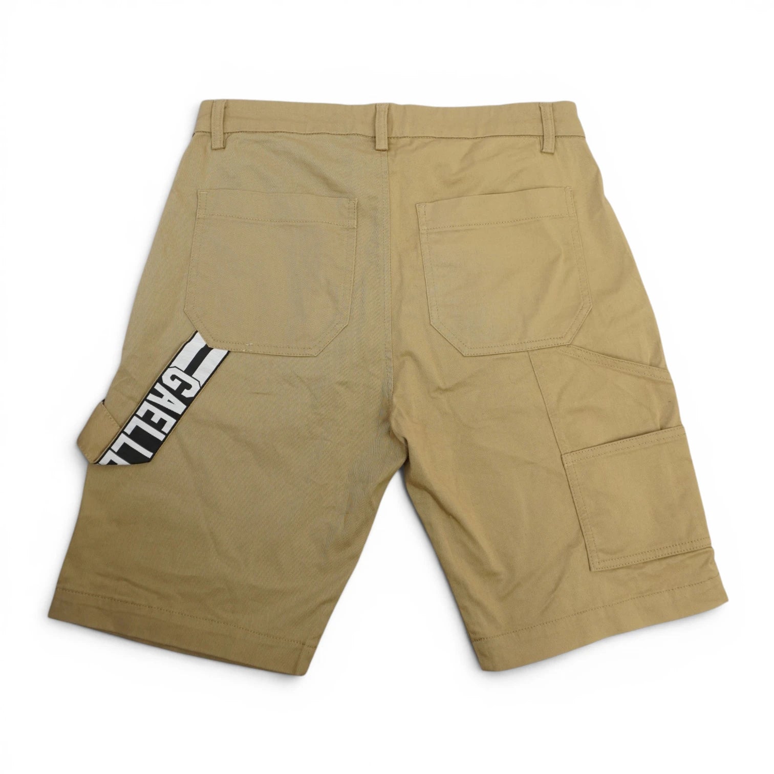 Vista posteriore dei pantaloncini cargo Gaëlle Paris con tasche geometriche e fettuccia logata sulla gamba sinistra.