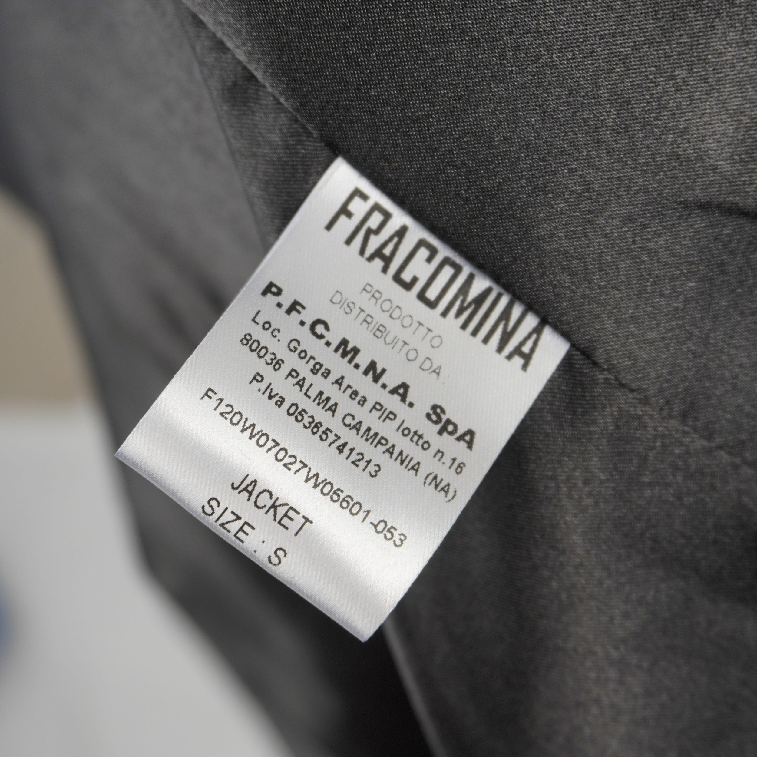 Etichetta interna originale in tessuto bianco con il logo Fracomina e le indicazioni della collezione Glamour
