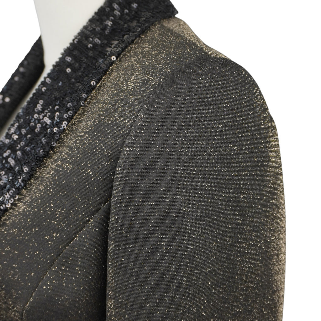 Inquadratura ravvicinata della spalla del blazer Fracomina con focus sulla texture del tessuto antracite intrecciato con micro-lurex