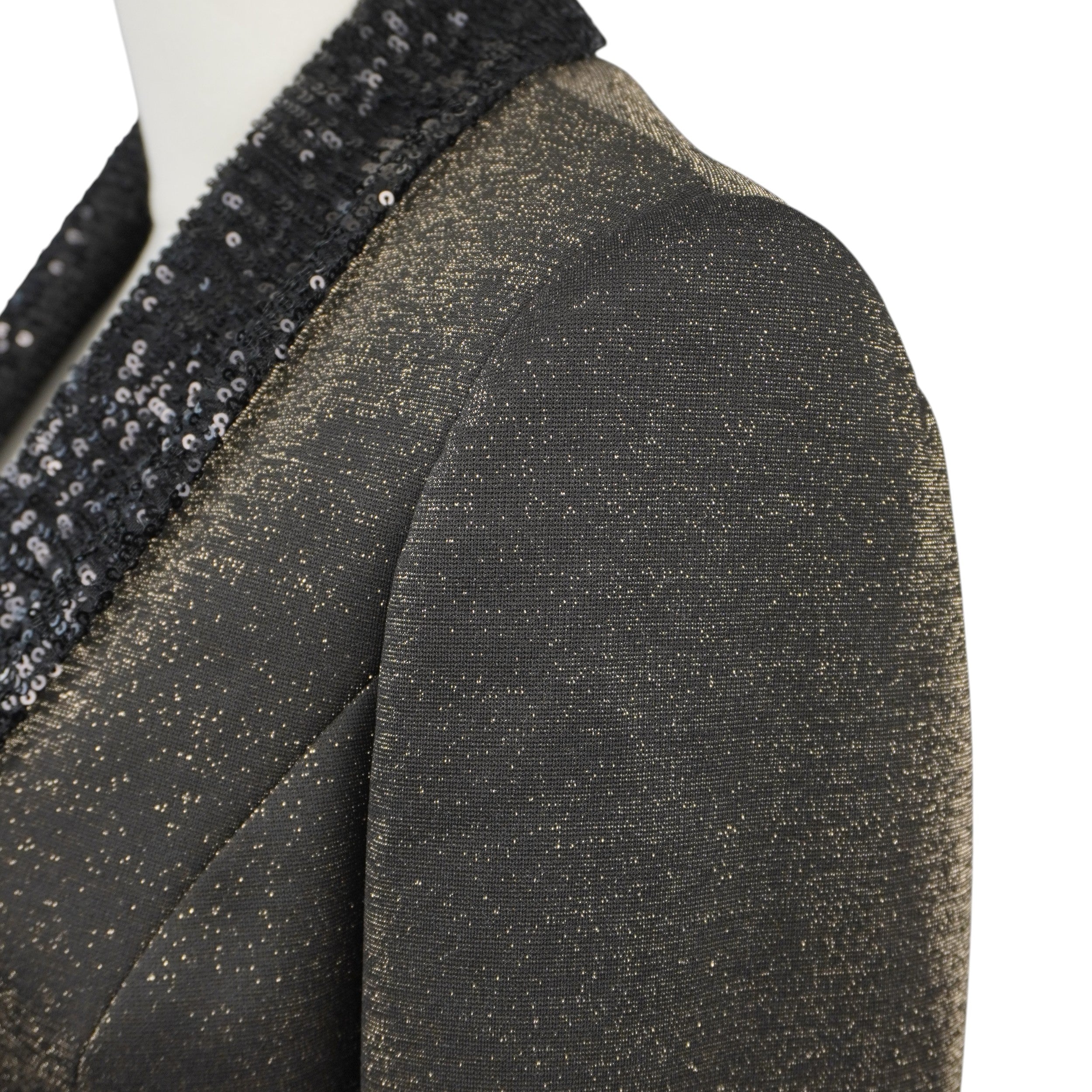 Inquadratura ravvicinata della spalla del blazer Fracomina con focus sulla texture del tessuto antracite intrecciato con micro-lurex