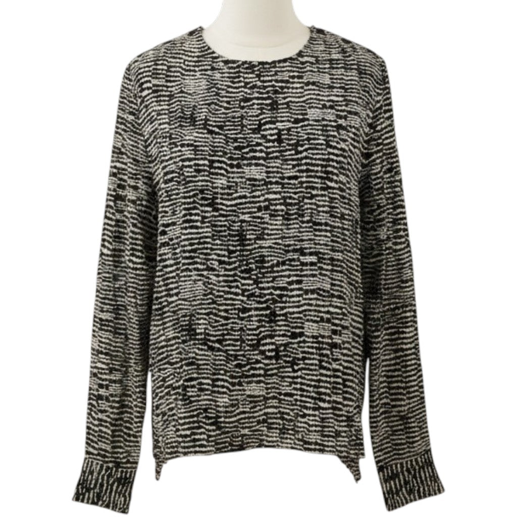 Vista frontale completa su manichino della blusa BOSS modello Ivicin a maniche lunghe con stampa grafica astratta bianca e nera.