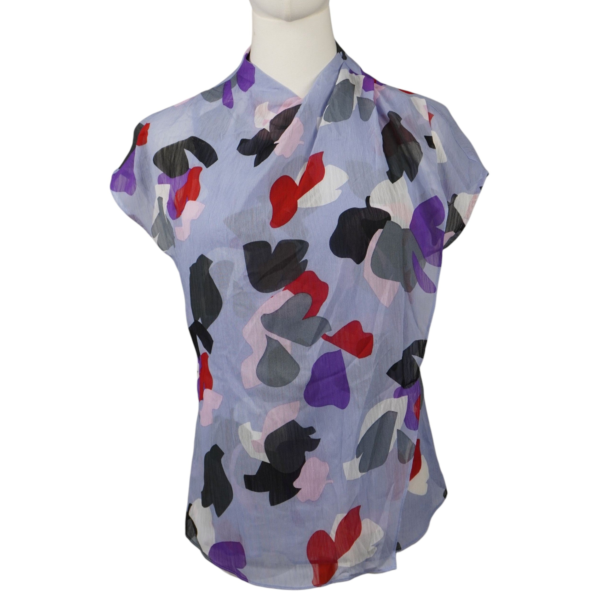 Blusa smanicata da donna Emporio Armani color lilla lavanda con stampa floreale astratta multicolor e scollo drappeggiato incrociato sul davanti.