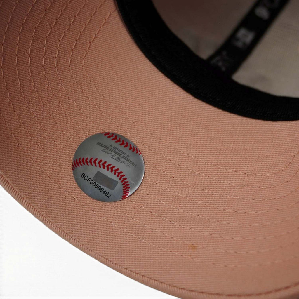 Primo piano del bollino olografico argentato e numerato della Major League Baseball applicato sotto la visiera del cappellino.