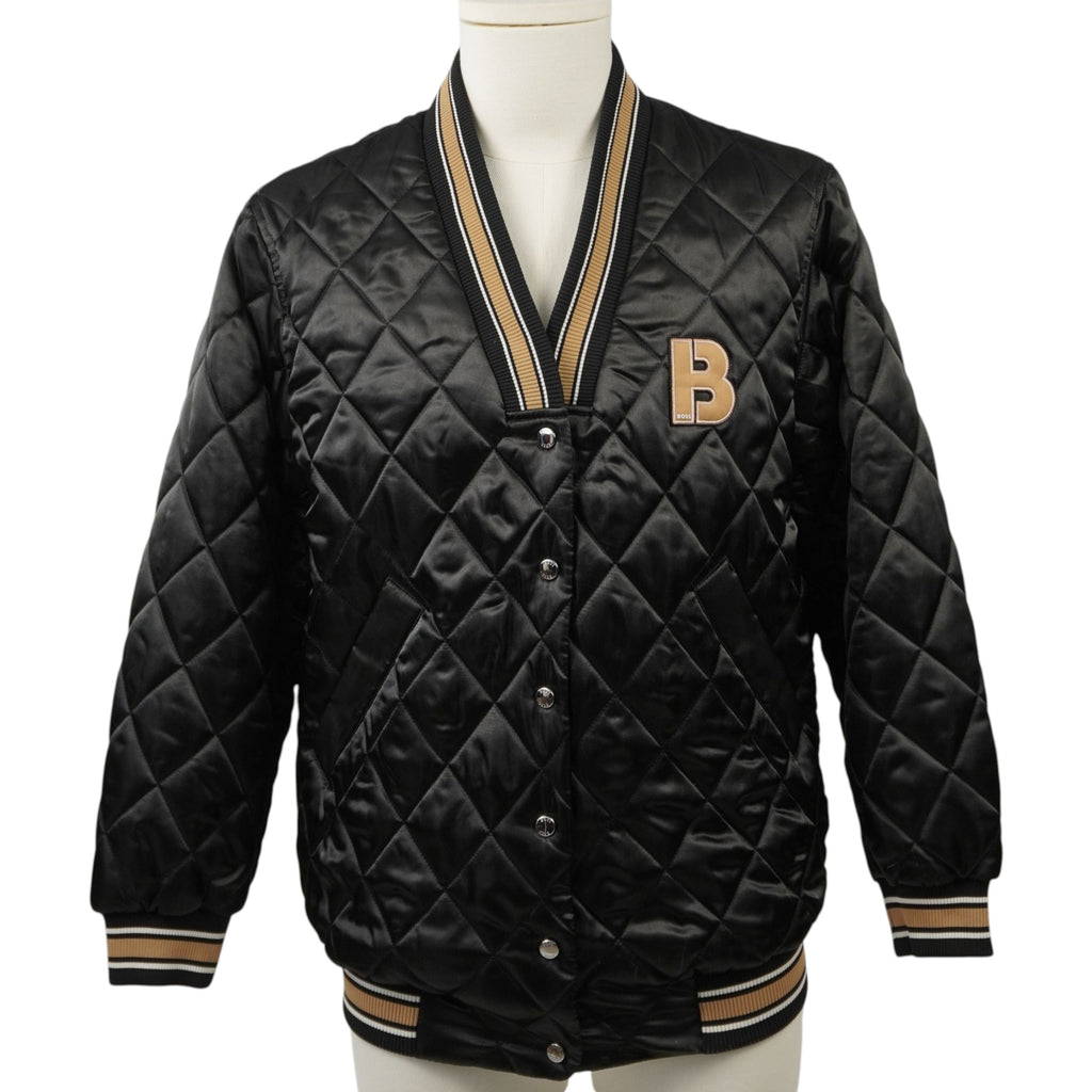 Vista frontale del bomber BOSS indossato chiuso su manichino, che mostra lo scollo a V profilato con righe bianche e oro e l'allineamento dei bottoni a pressione.
