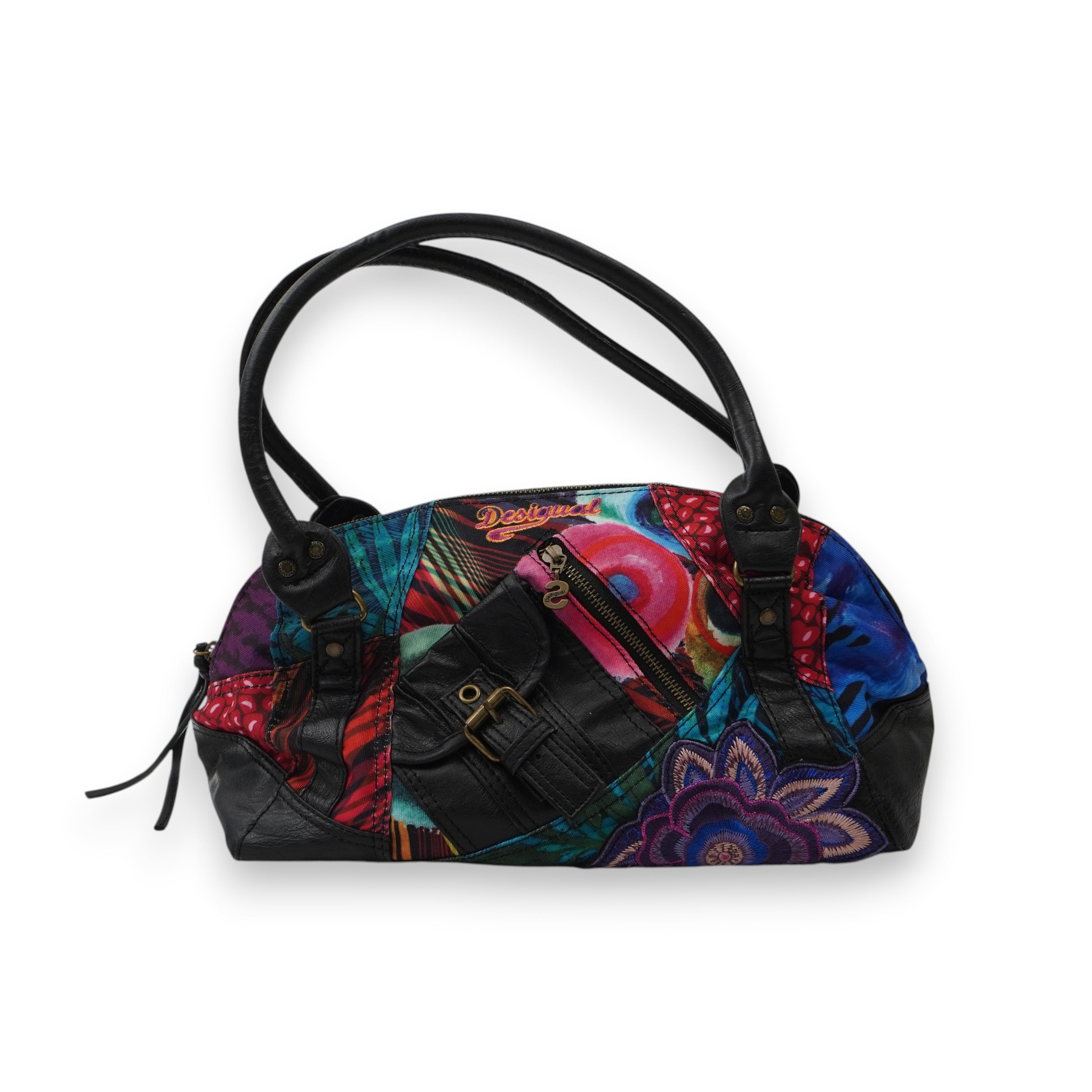 Vista frontale di una borsa a bauletto vintage Desigual con manici neri, caratterizzata da un patch multicolor con motivi floreali, geometrici e dettagli in ecopelle.