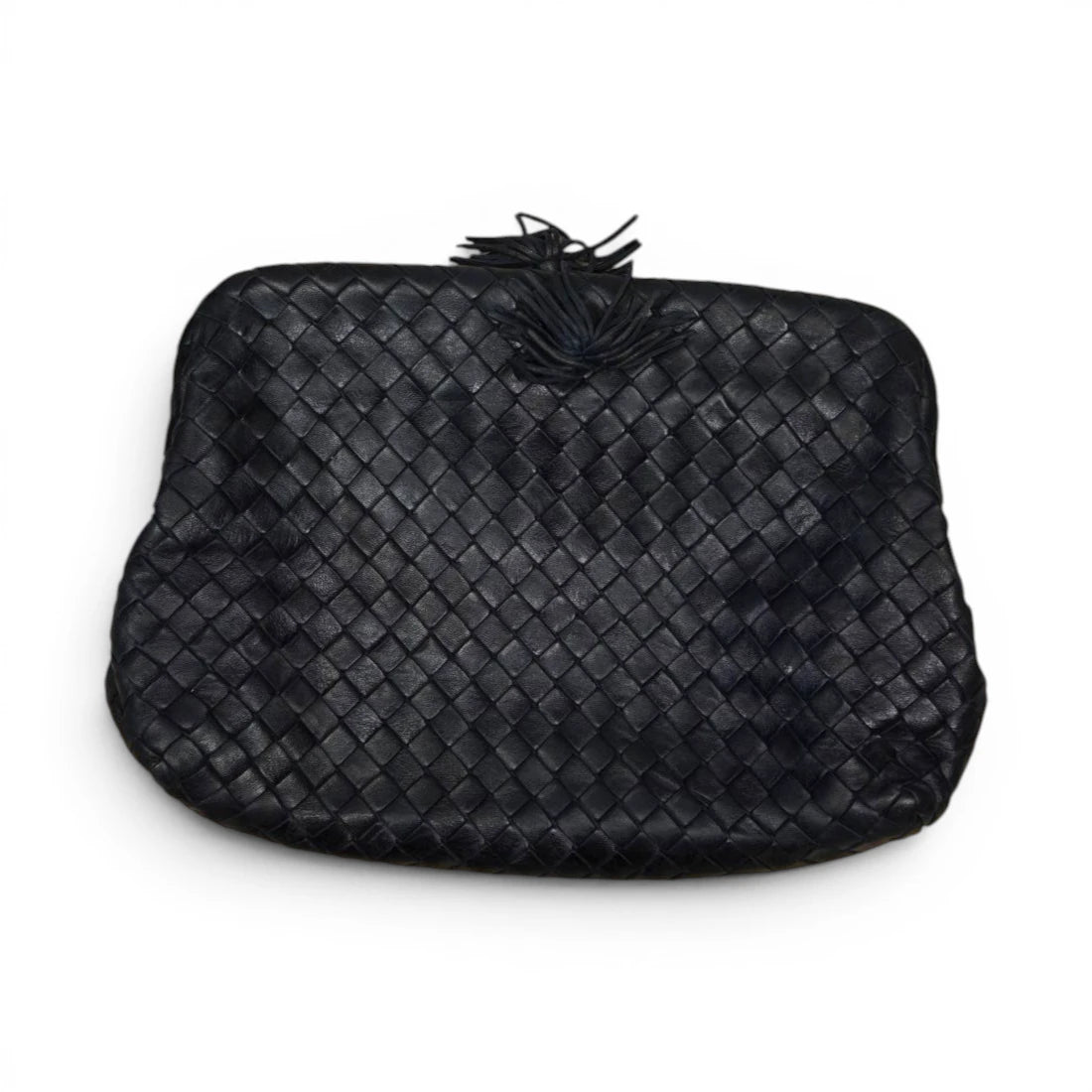 Borsa clutch vintage Bottega Veneta in pelle nera intrecciata con dettaglio nappa su sfondo bianco.