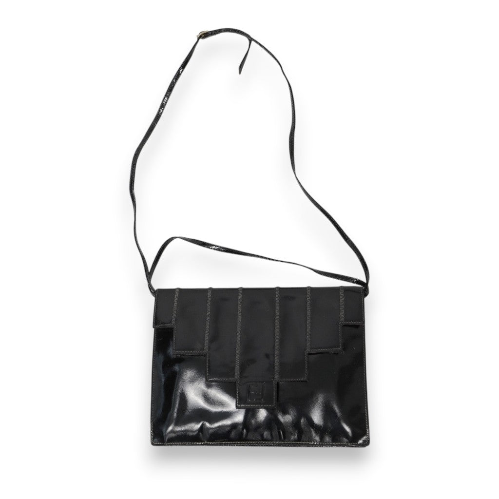 Borsa Fendi nera con sottile tracolla in pelle, vista d'insieme del modello shoulder bag di lusso.