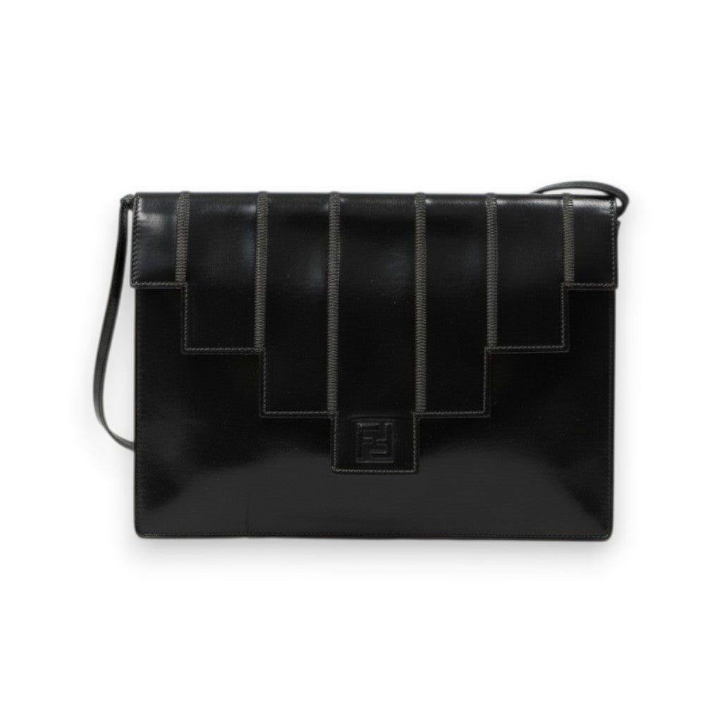 Borsa a tracolla Fendi vintage in pelle verniciata nera con esclusivo design a pannelli scalari geometrici, vista frontale.