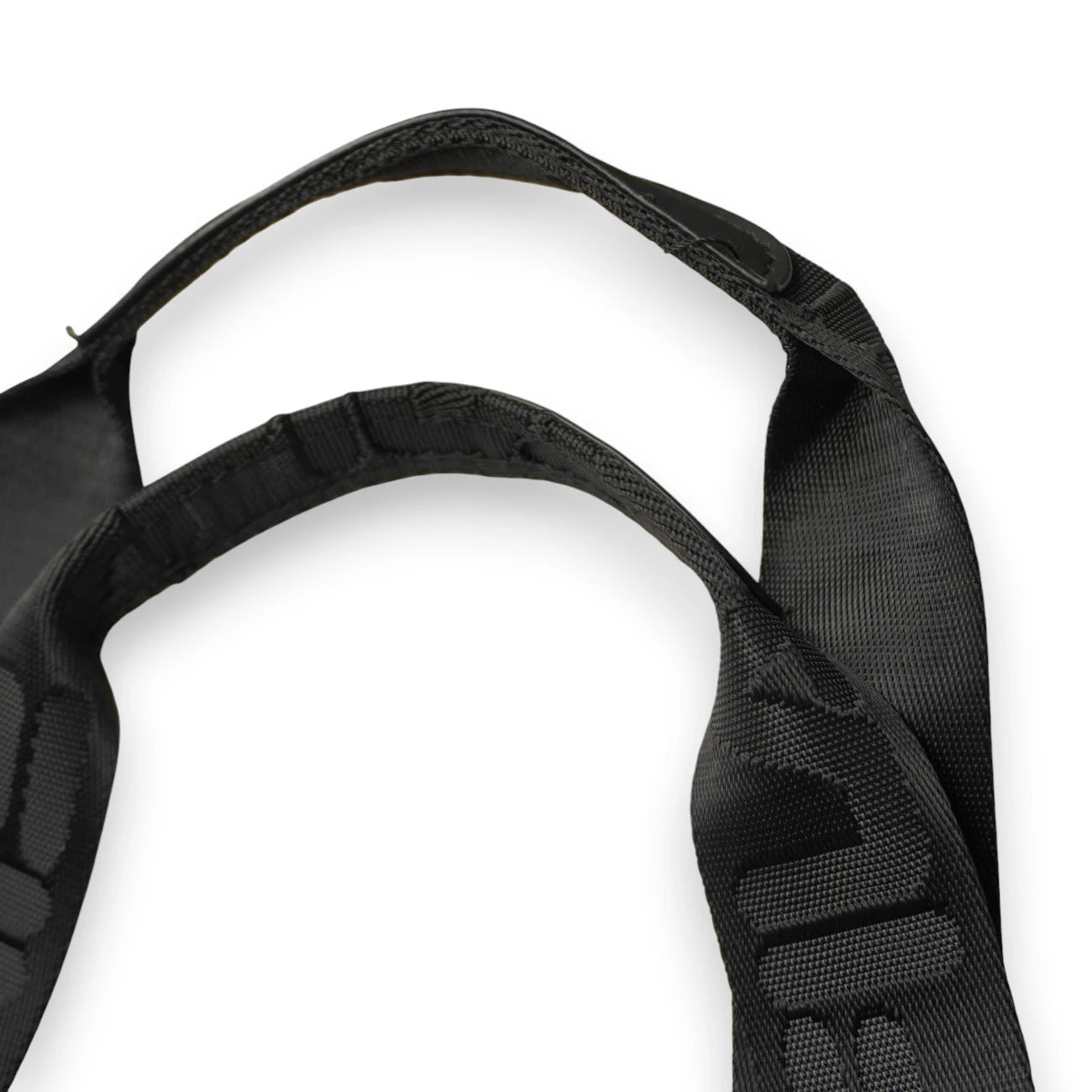 Dettaglio ravvicinato dei doppi manici della borsa realizzati in nastro jacquard nero con scritta FILA tessuta tono su tono.