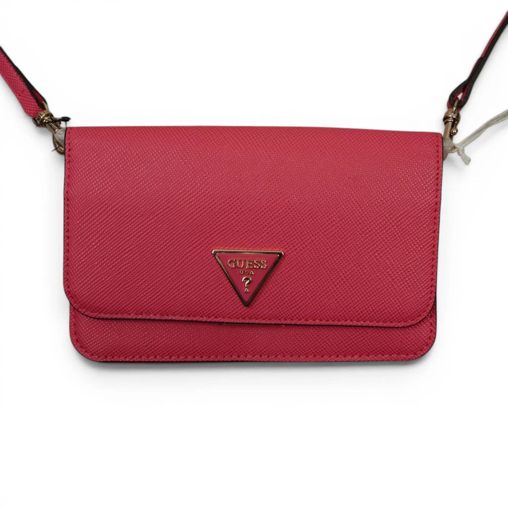 Foto reale della pochette a tracolla Guess Noelle magenta con patta geometrica e attacchi della tracolla color oro pallido.