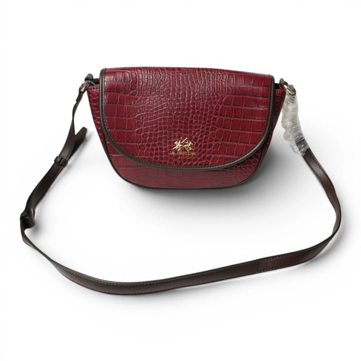 Vista frontale completa su sfondo bianco della borsa a tracolla La Martina in pelle bordeaux stampa cocco con tracolla marrone disposta ad arco.