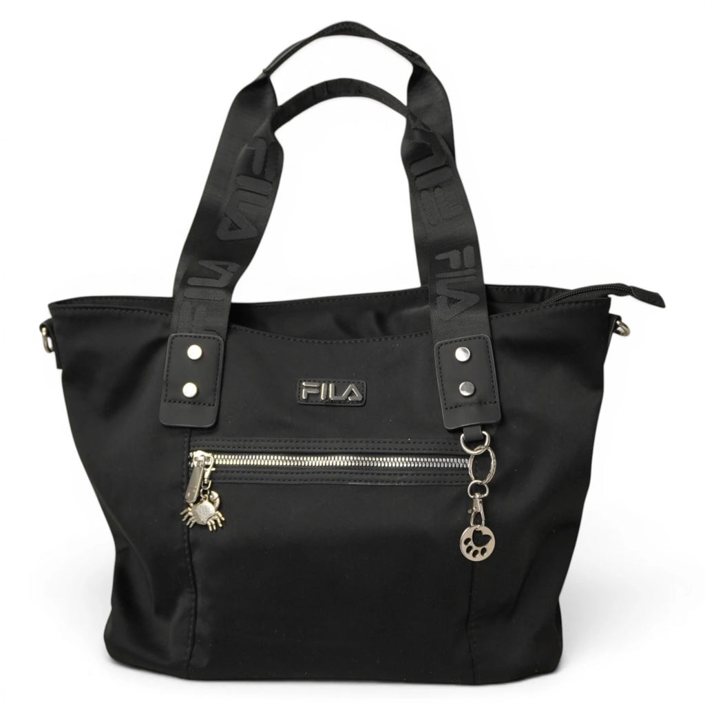 Vista frontale della borsa shopper FILA nera in nylon con tasca esterna a zip, placchetta logo metallica e ciondoli charm pendenti.
