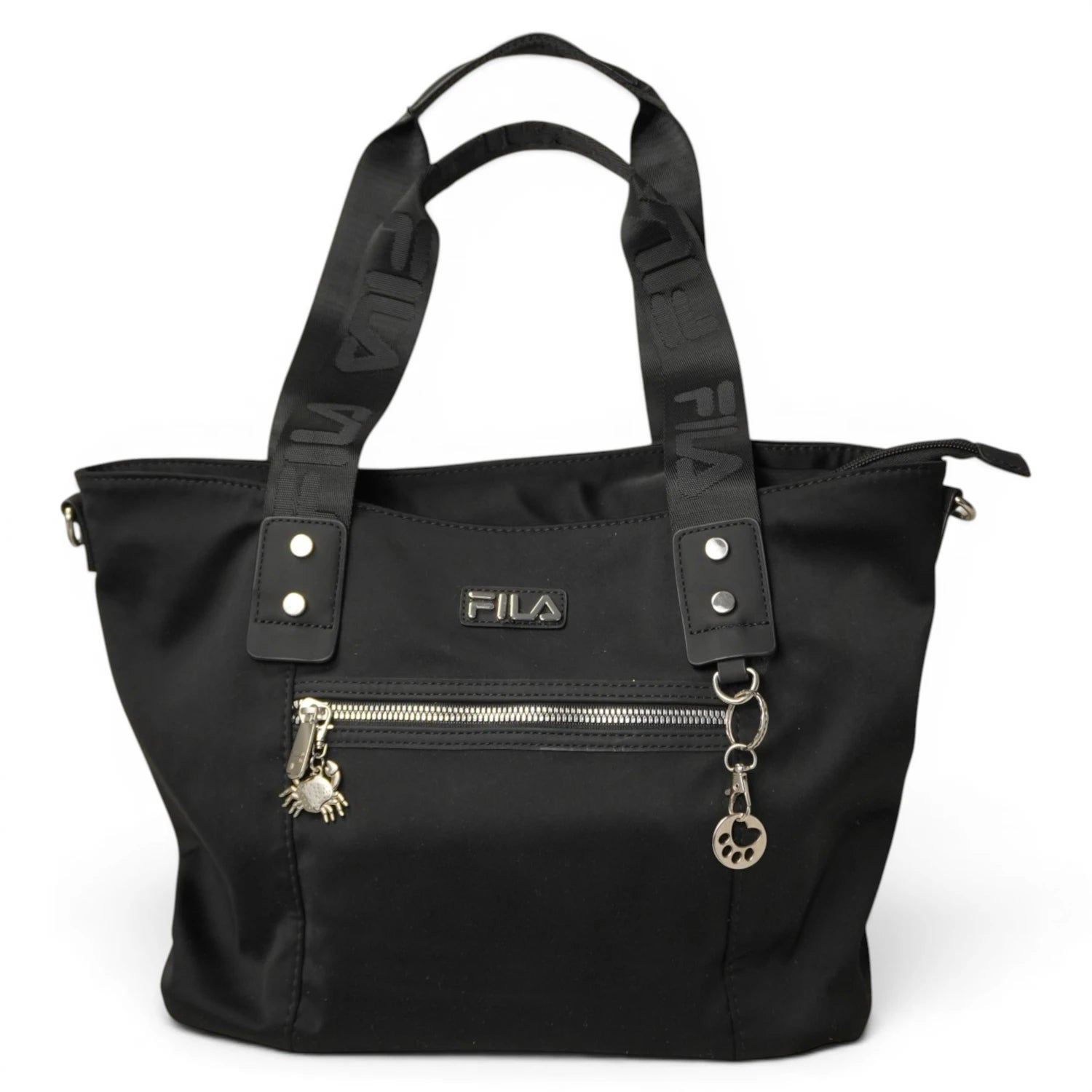 Vista frontale della borsa shopper FILA nera in nylon con tasca esterna a zip, placchetta logo metallica e ciondoli charm pendenti.