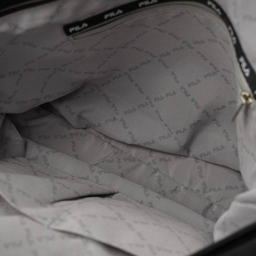 Panoramica dello scomparto interno capiente della borsa FILA in nylon che mostra la fodera jacquard grigia e le tasche portaoggetti.