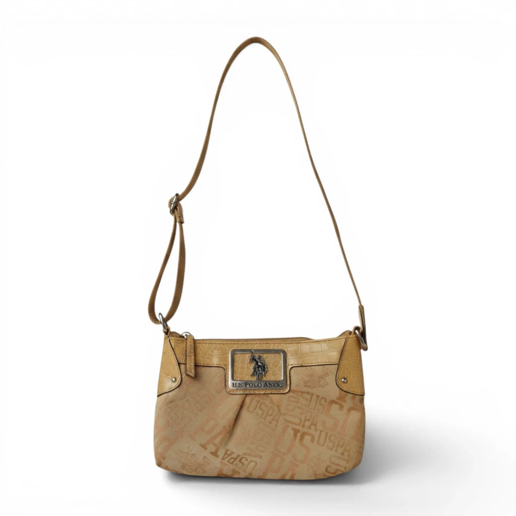 Vista frontale della borsa a spalla U.S. Polo Assn. beige con trama monogramma USPA e dettagli stampa croco.