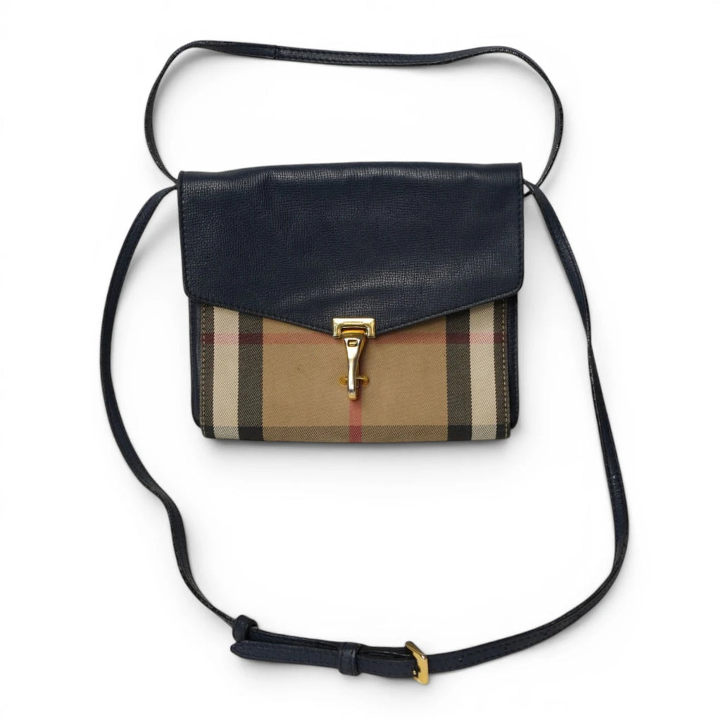 Borsa a tracolla originale Burberry Small Macken in pelle blu notte e canvas House Check con chiusura dorata, vista frontale intera.