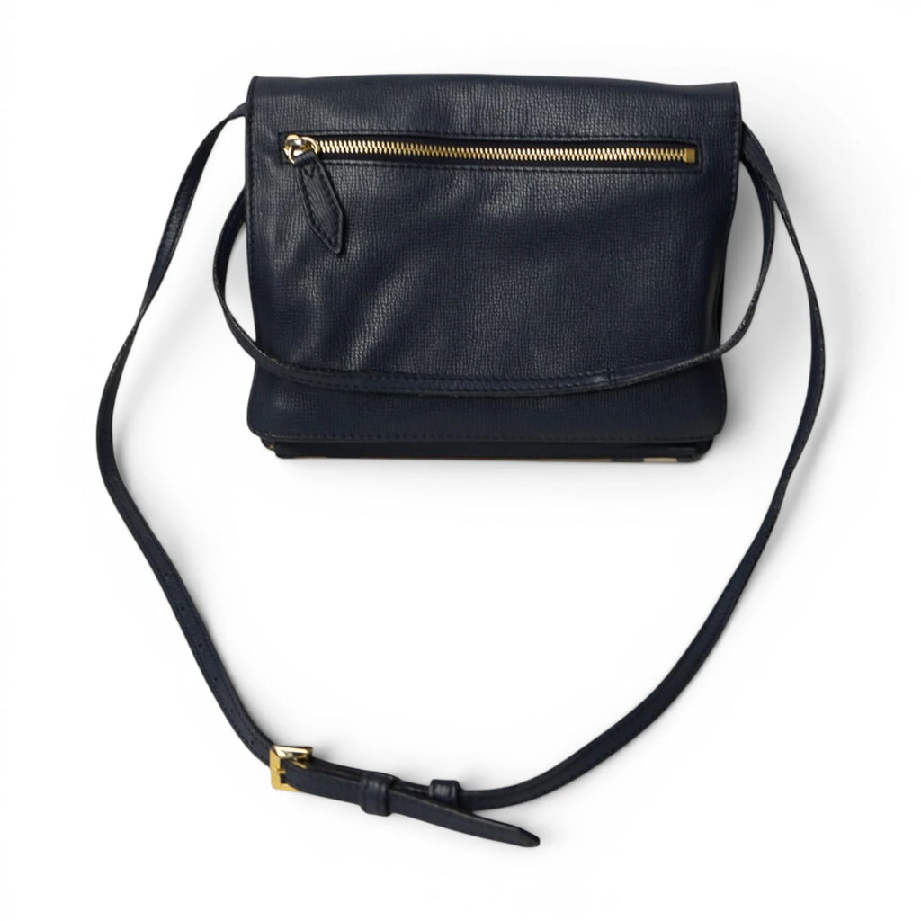 Vista posteriore intera della borsa a tracolla Burberry Macken in pelle martellata blu con tasca a zip.