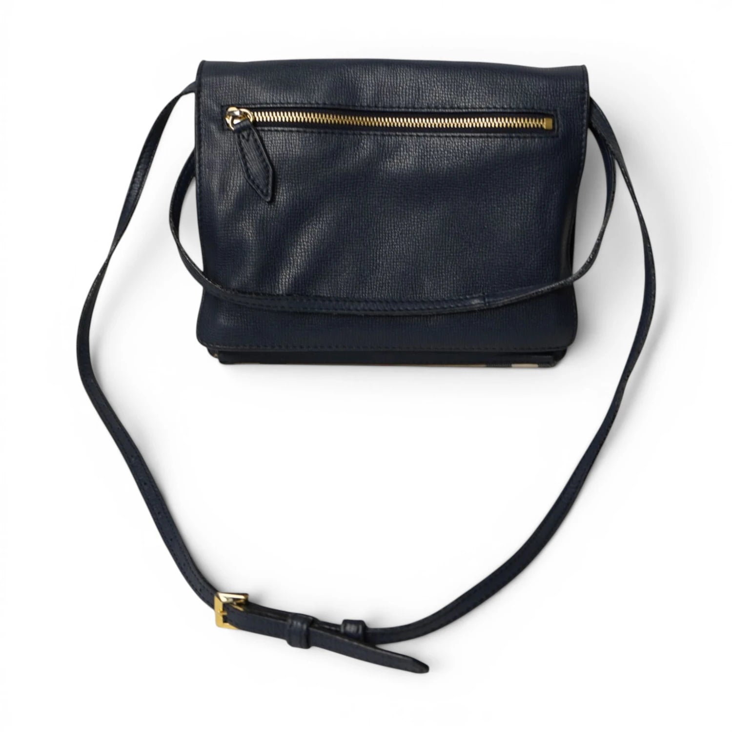 Vista posteriore intera della borsa a tracolla Burberry Macken in pelle martellata blu con tasca a zip.