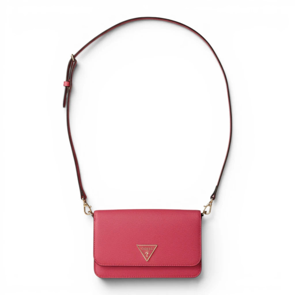 Borsa a tracolla Guess Noelle Mini Flap Organizer in ecopelle saffiano magenta con logo a triangolo, vista frontale su sfondo bianco.