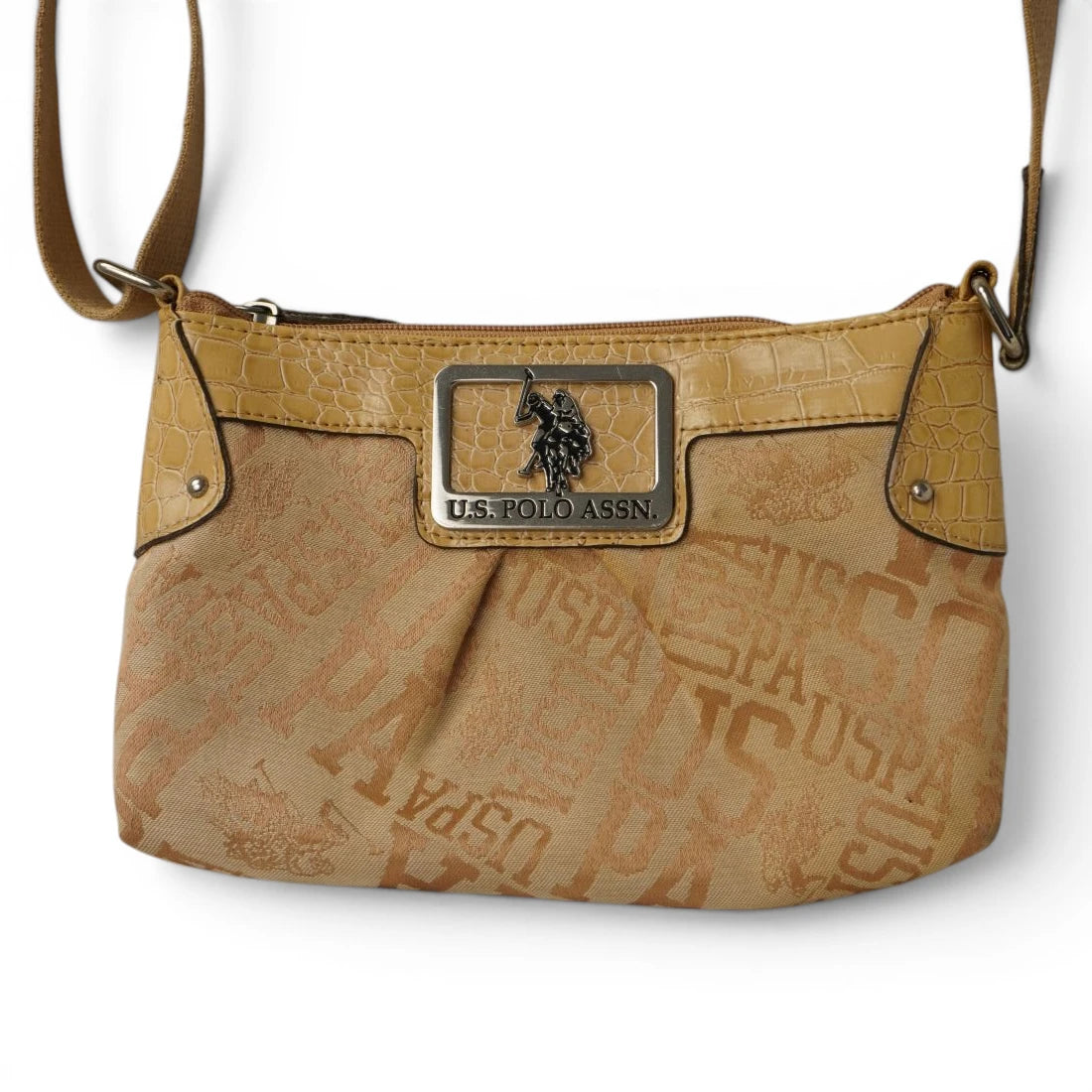  Inquadratura frontale ravvicinata della borsa U.S. Polo Assn. beige che mostra la disposizione della tracolla.