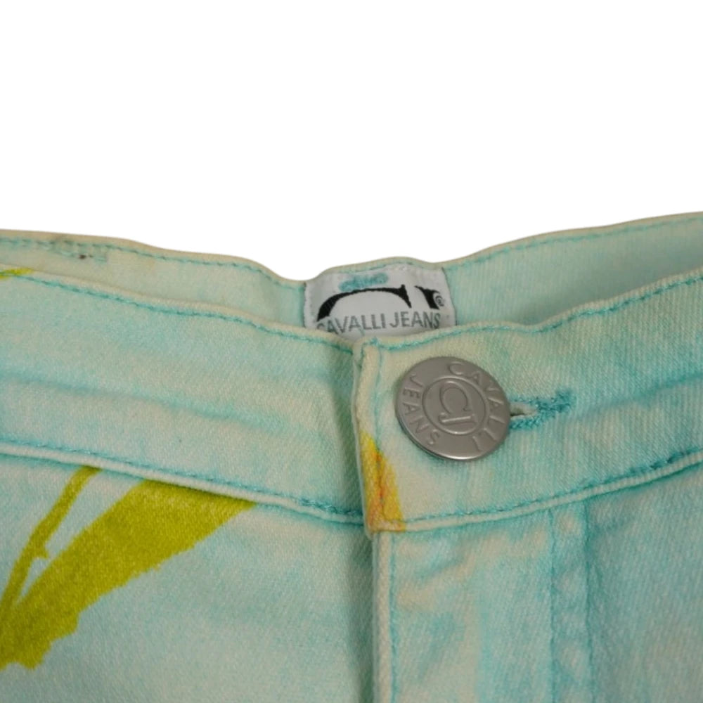 Dettaglio del bottone in metallo inciso Cavalli Jeans e della chiusura con zip anteriore